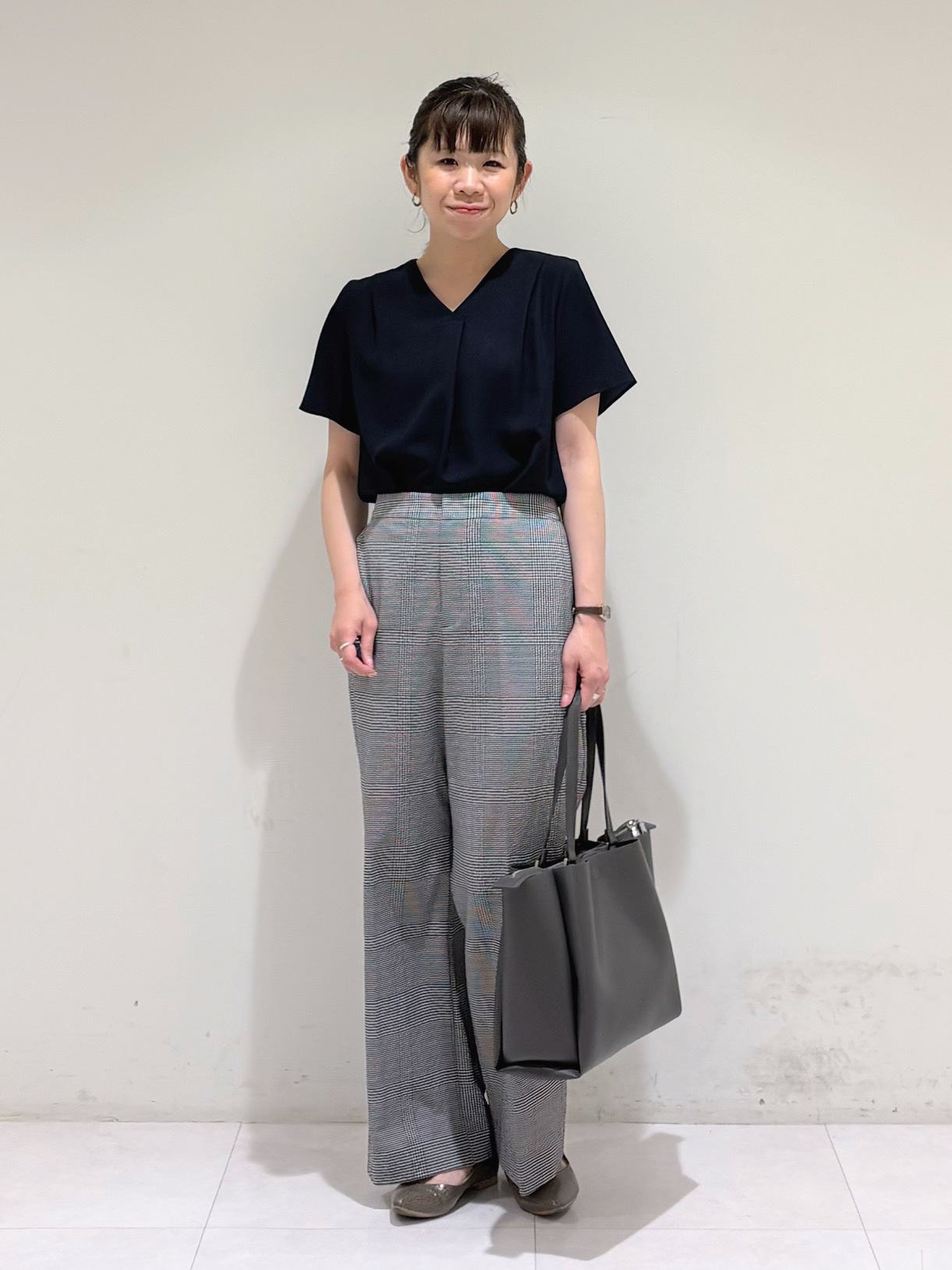 tsuyuさんの「INDIVI｜【洗える／UVケア】幾何学柄＆無地 タックVネック 半袖ブラウス」を使ったコーディネート