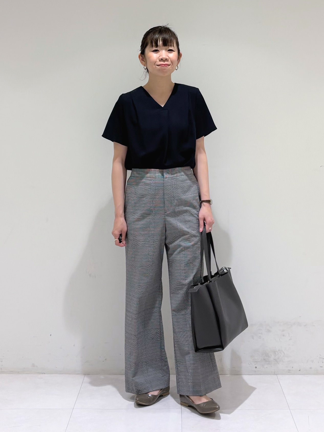 tsuyuさんの「INDIVI｜【洗える／UVケア】幾何学柄＆無地 タックVネック 半袖ブラウス」を使ったコーディネート