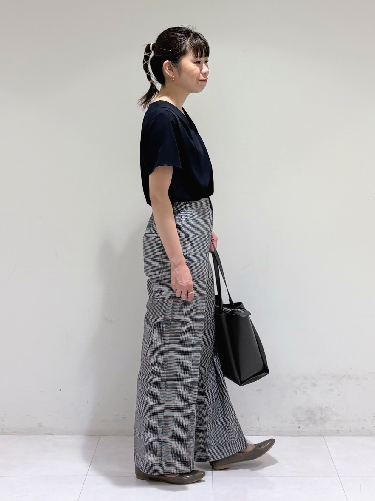 tsuyuさんの「INDIVI｜【洗える／UVケア】幾何学柄＆無地 タックVネック 半袖ブラウス」を使ったコーディネート