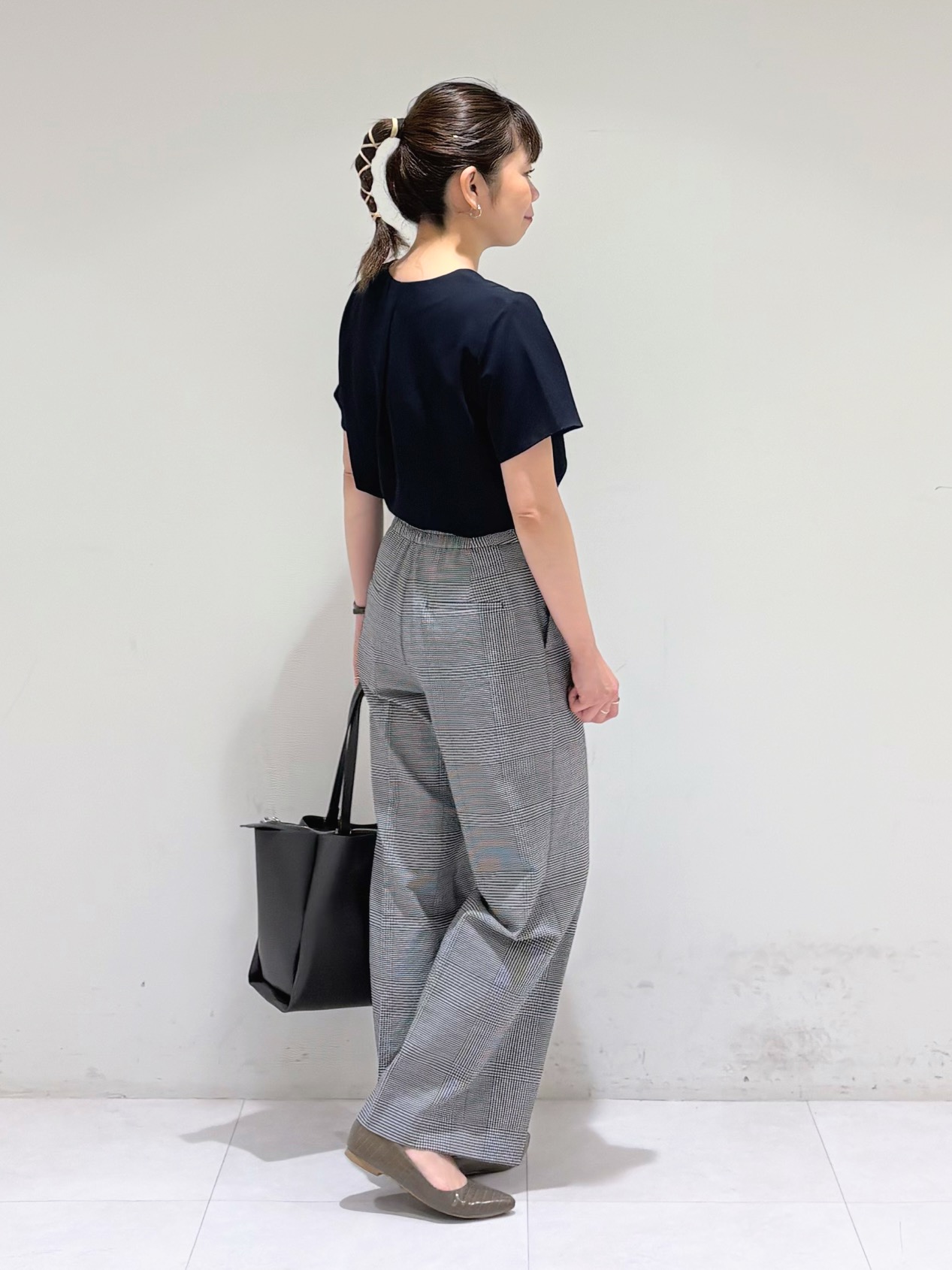 tsuyuさんの「INDIVI｜【洗える／UVケア】幾何学柄＆無地 タックVネック 半袖ブラウス」を使ったコーディネート