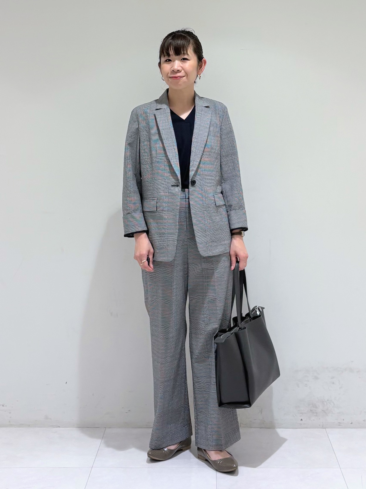 tsuyuさんの「INDIVI｜【洗える／UVケア】幾何学柄＆無地 タックVネック 半袖ブラウス」を使ったコーディネート