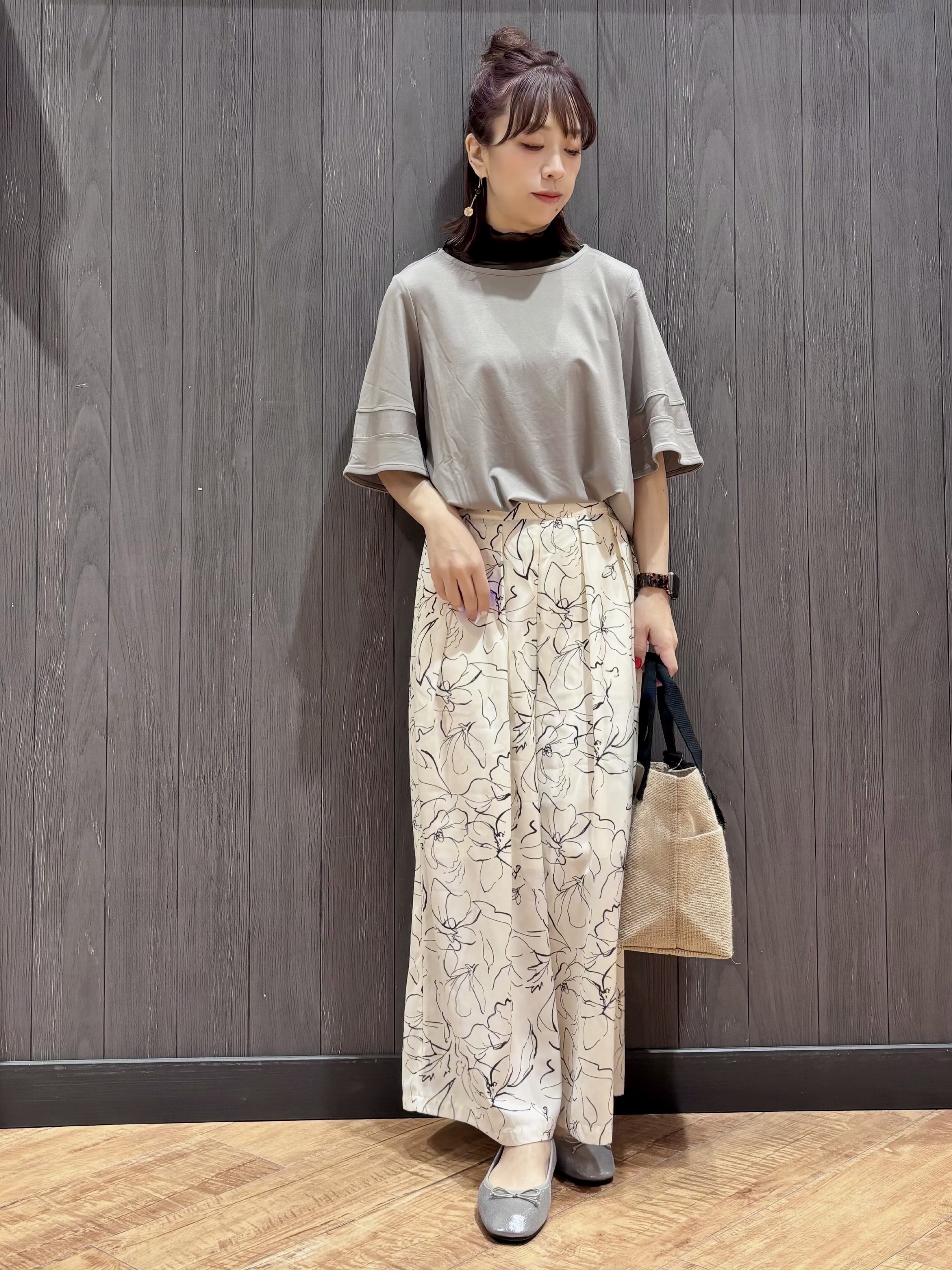 meiさんの「SHOO･LA･RUE｜【洗濯機後しわになりにくい/ひんやり/S-LL】お袖のシアーで抜け感プラス 二の腕隠せるフレアスリー」を使ったコーディネート