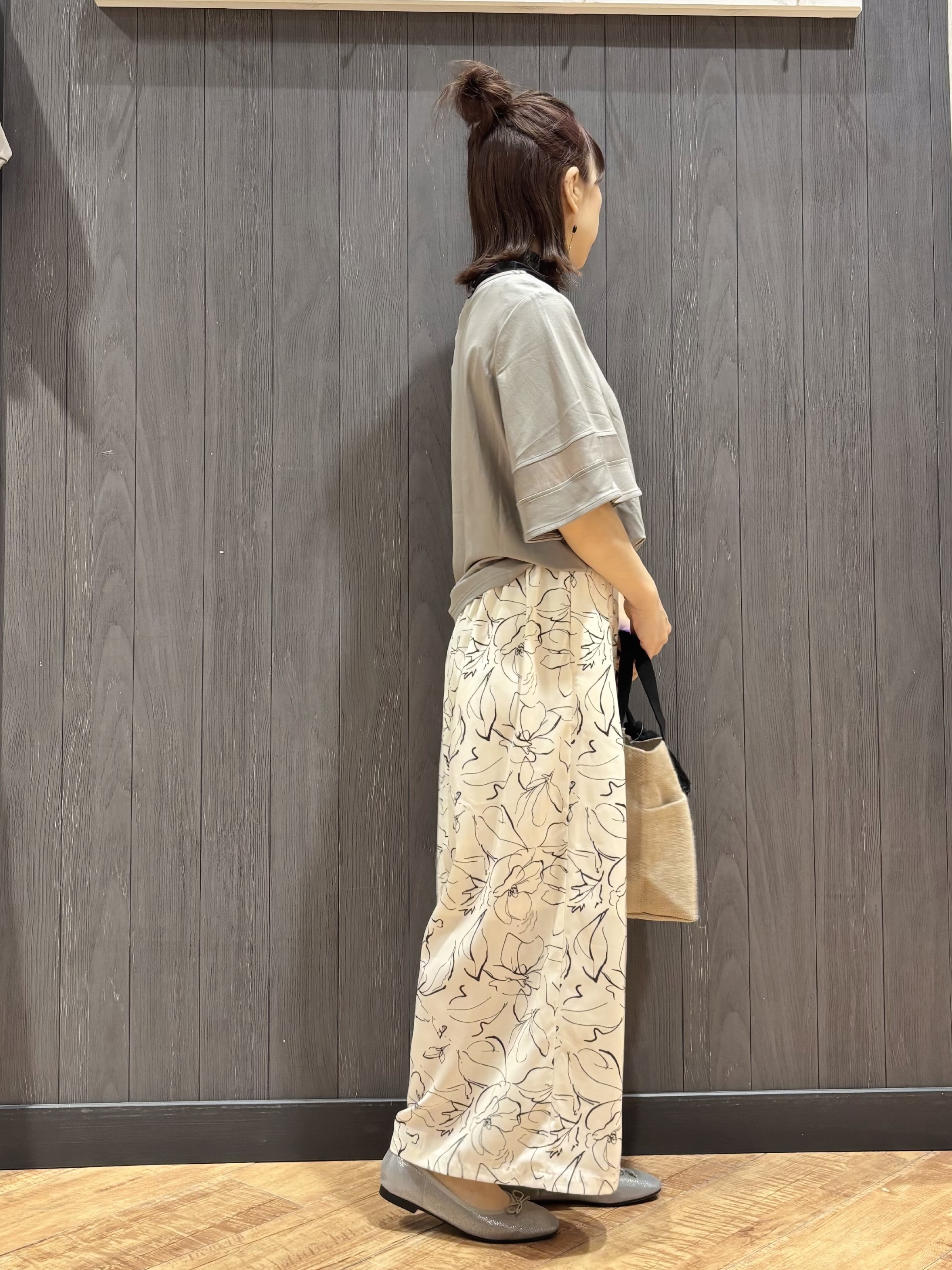 meiさんの「SHOO･LA･RUE｜【洗濯機後しわになりにくい/ひんやり/S-LL】お袖のシアーで抜け感プラス 二の腕隠せるフレアスリー」を使ったコーディネート