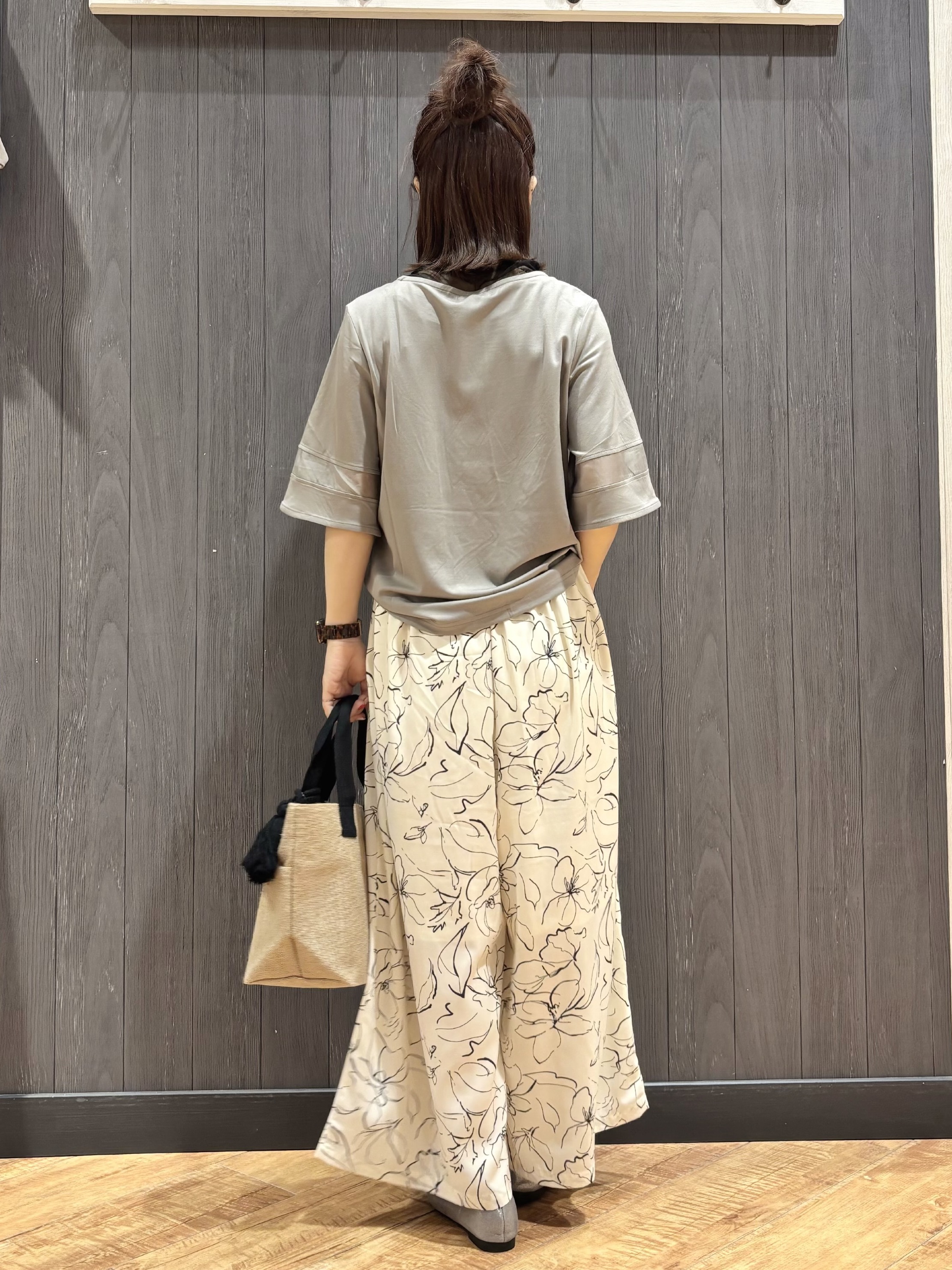 meiさんの「SHOO･LA･RUE｜【洗濯機後しわになりにくい/ひんやり/S-LL】お袖のシアーで抜け感プラス 二の腕隠せるフレアスリー」を使ったコーディネート