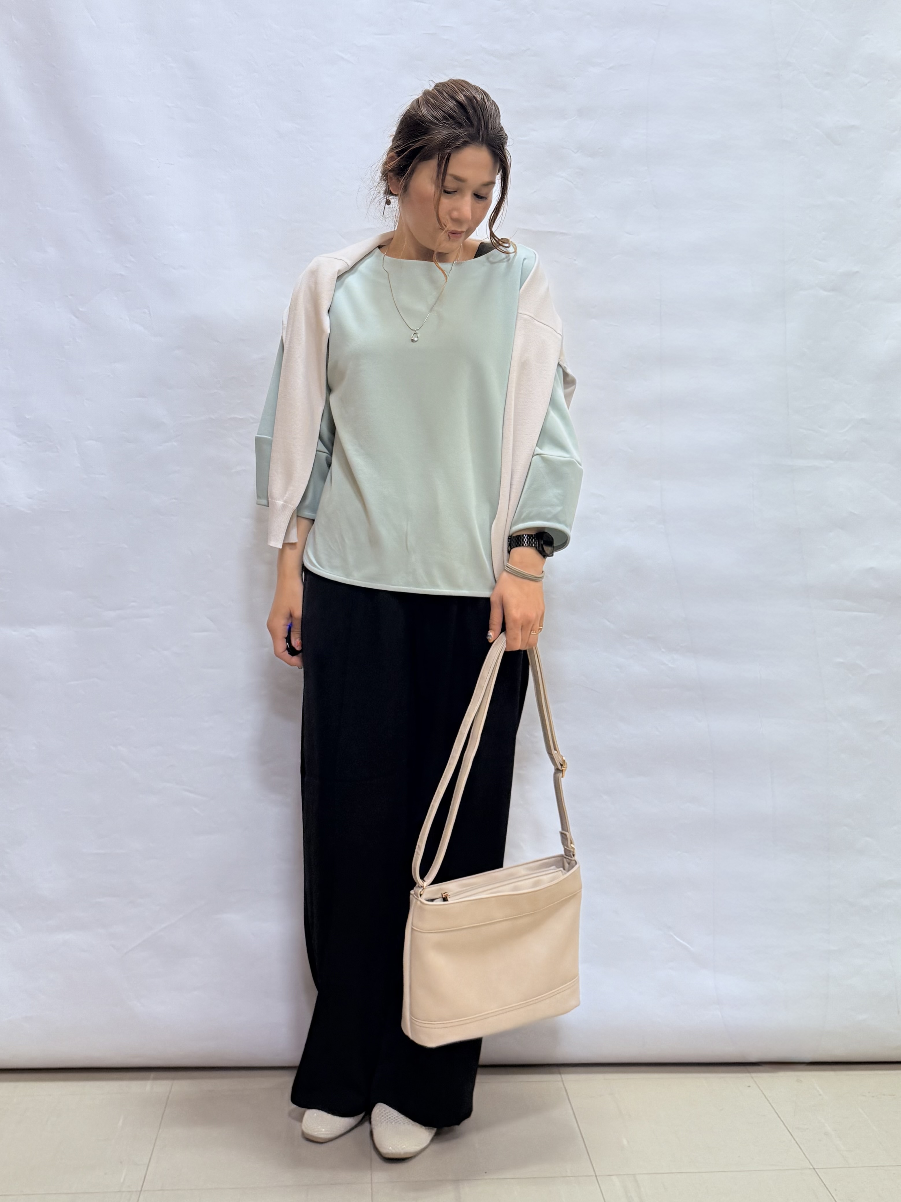 fuuさんの「SHOO･LA･RUE｜【洗濯機可/ひんやり/UV】さらっとしたタッチが心地よい ショート丈 Vネックカーディガン」を使ったコーディネート