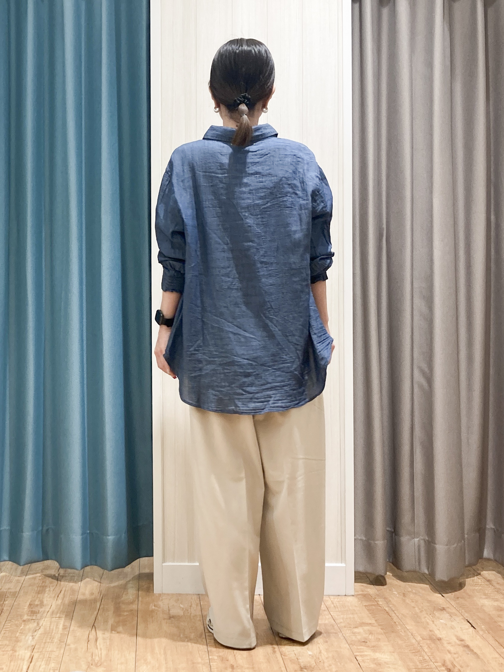 thさんの「SHOO･LA･RUE｜【綿100%/UV/S-LL/体型カバー】優しく透ける 柔らかシアーデニムシャツ」を使ったコーディネート