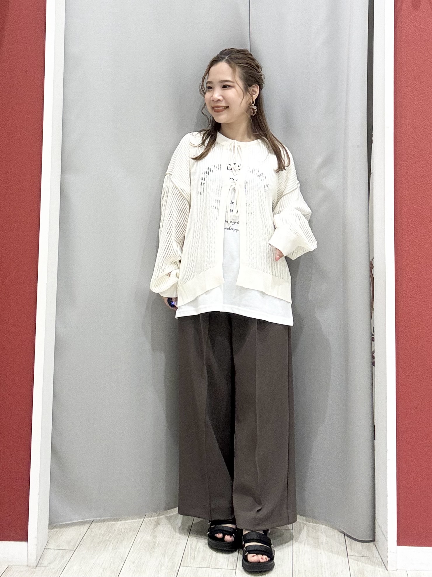 shioさんの「SHOO･LA･RUE｜【2点セット/洗濯機可/S-LL】時短でこなれ見え カーデにもなる2WAYメッシュニット+半袖ロゴT」を使ったコーディネート