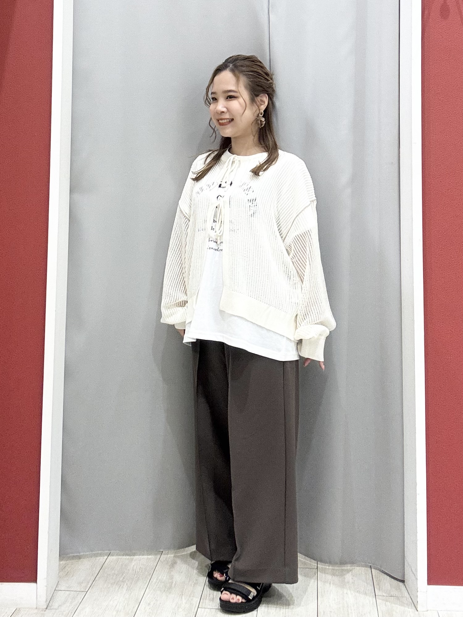 shioさんの「SHOO･LA･RUE｜【2点セット/洗濯機可/S-LL】時短でこなれ見え カーデにもなる2WAYメッシュニット+半袖ロゴT」を使ったコーディネート