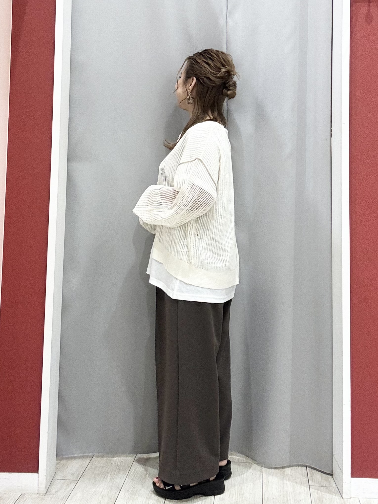 shioさんの「SHOO･LA･RUE｜【2点セット/洗濯機可/S-LL】時短でこなれ見え カーデにもなる2WAYメッシュニット+半袖ロゴT」を使ったコーディネート