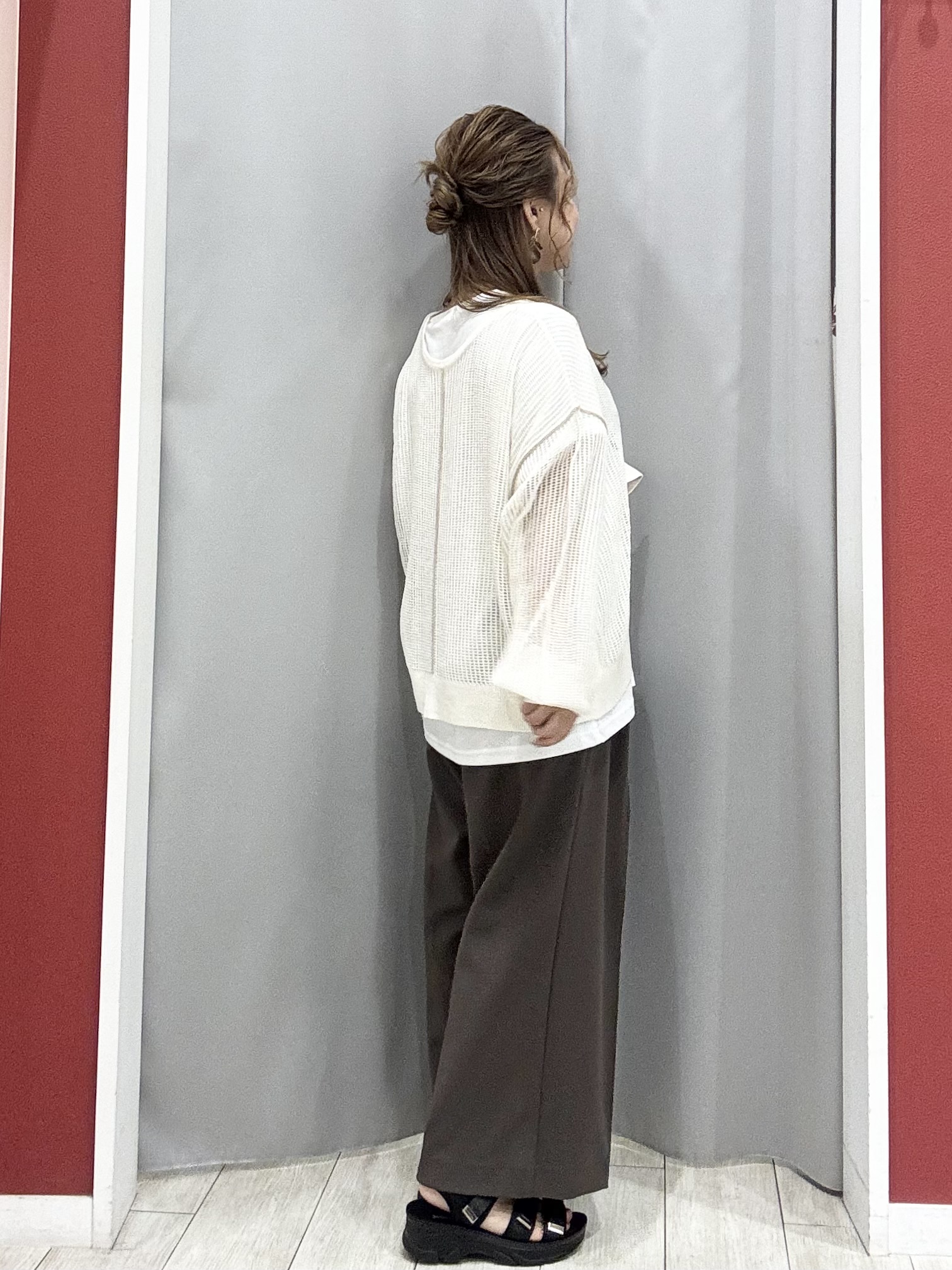 shioさんの「SHOO･LA･RUE｜【2点セット/洗濯機可/S-LL】時短でこなれ見え カーデにもなる2WAYメッシュニット+半袖ロゴT」を使ったコーディネート