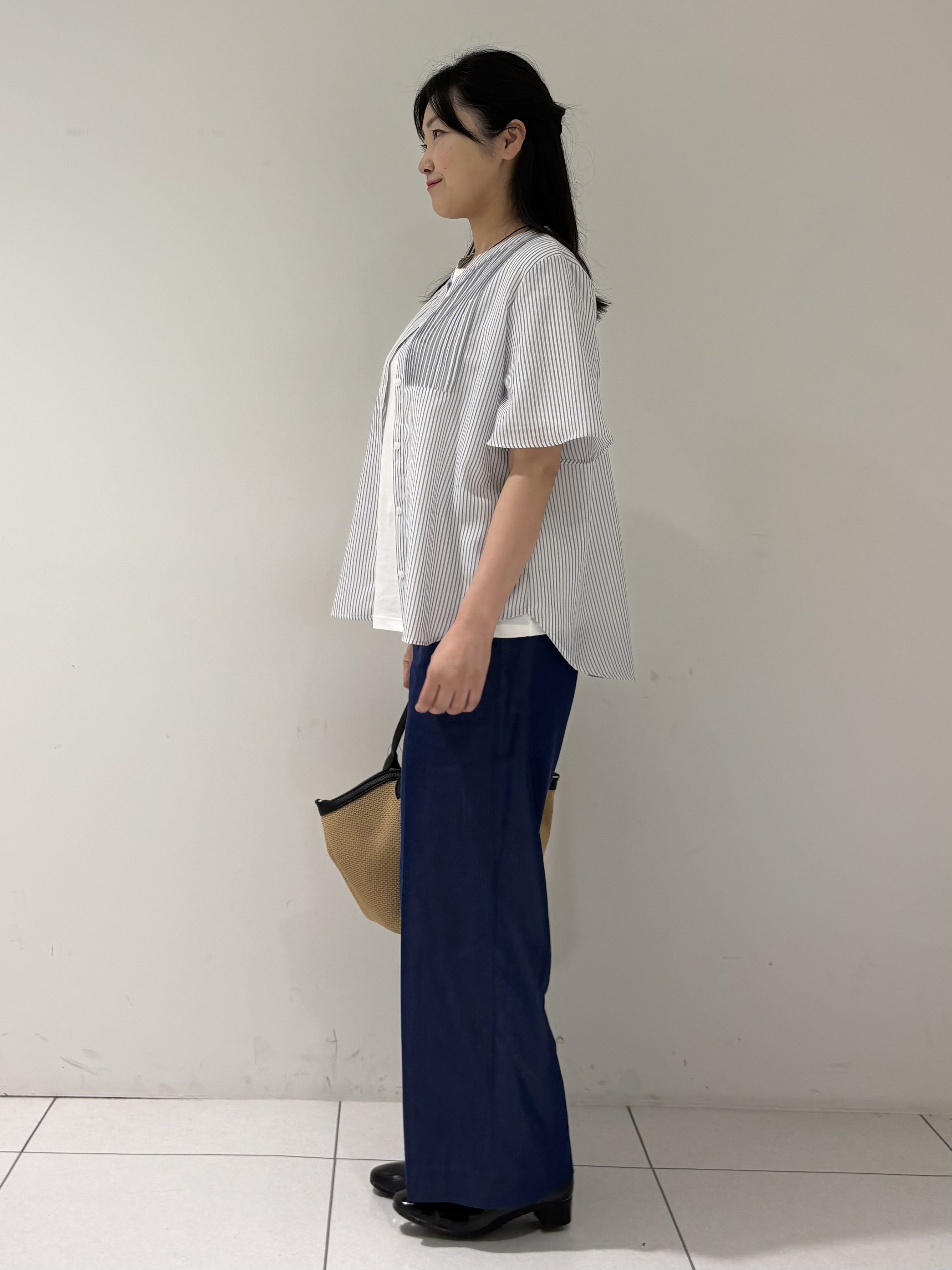 momokoさんの「INDIVI｜【接触冷感/洗える】シアーシャンブレーピンタックブラウス」を使ったコーディネート