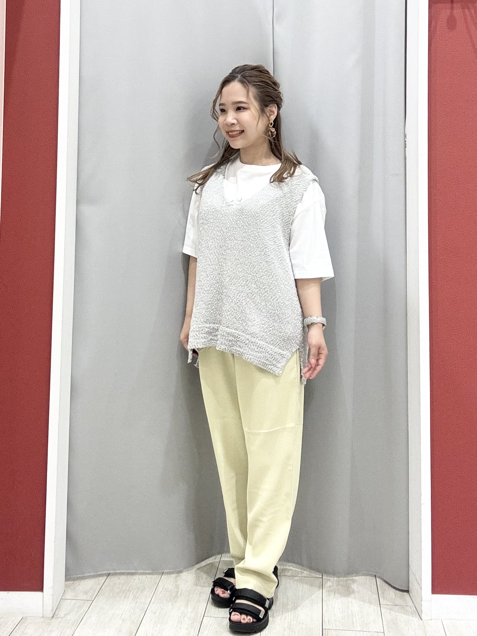 shioさんの「SHOO･LA･RUE｜【2点セット/S-LL】ニットベスト＆ロゴTシャツSET」を使ったコーディネート