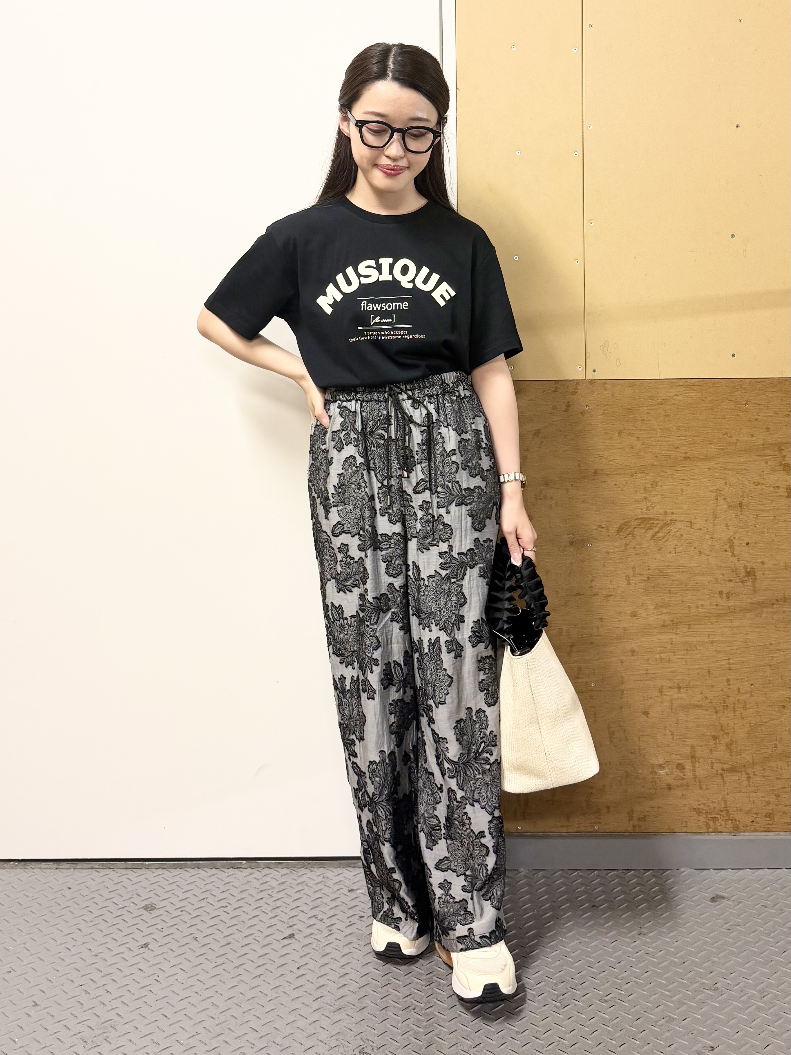 sahoさんの「THE SHOP TK｜【ひんやりさらさら】ロゴアソートクルーネックTシャツ」を使ったコーディネート