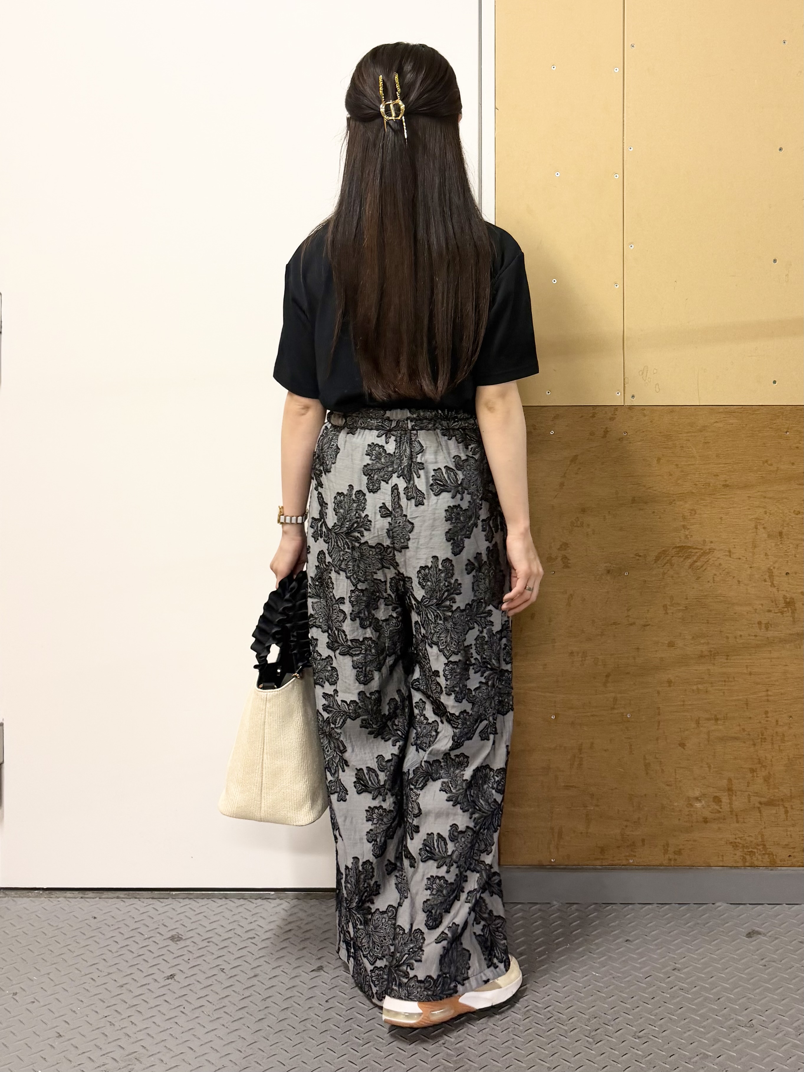 sahoさんの「THE SHOP TK｜【ひんやりさらさら】ロゴアソートクルーネックTシャツ」を使ったコーディネート