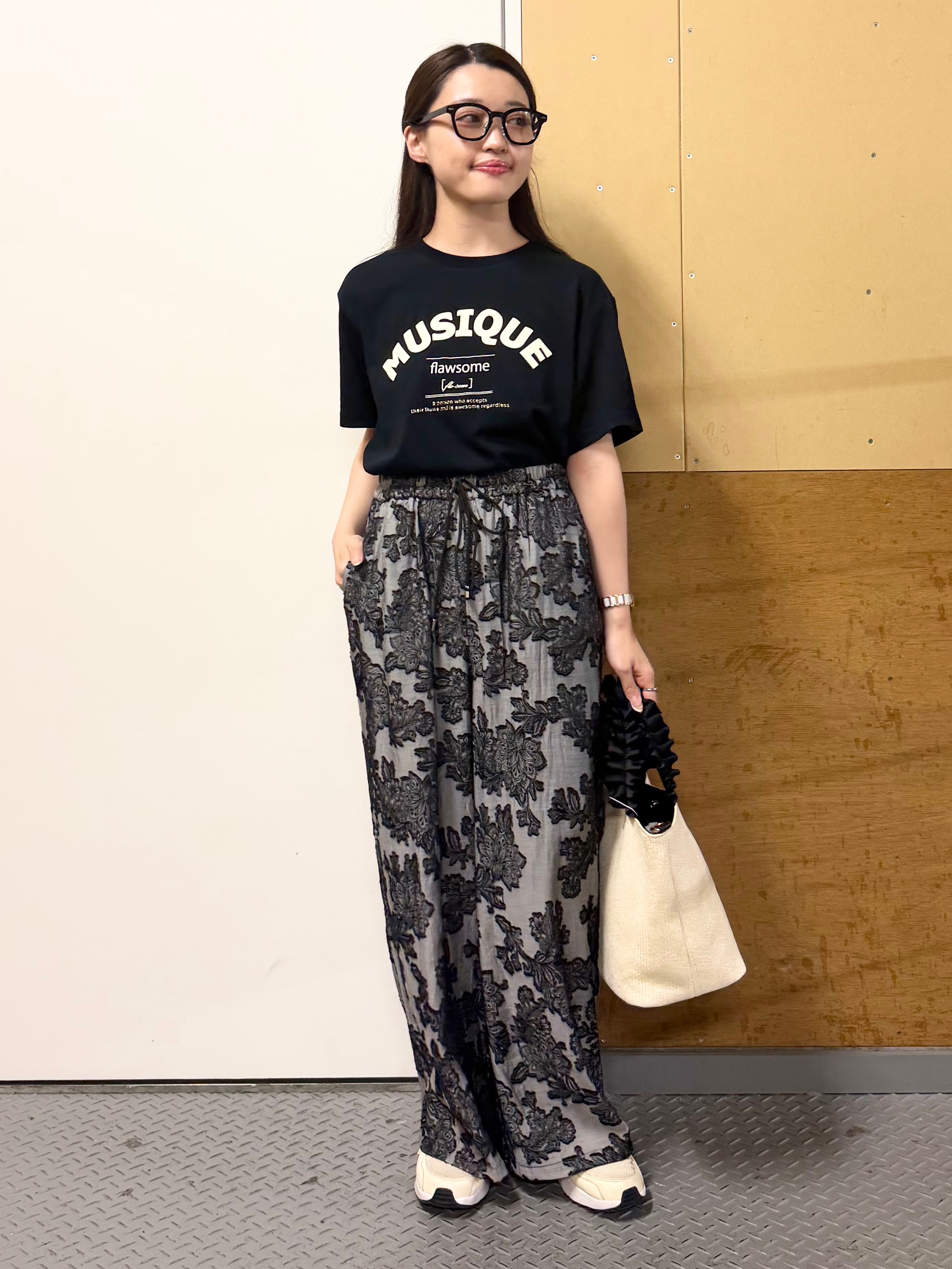 sahoさんの「THE SHOP TK｜【ひんやりさらさら】ロゴアソートクルーネックTシャツ」を使ったコーディネート