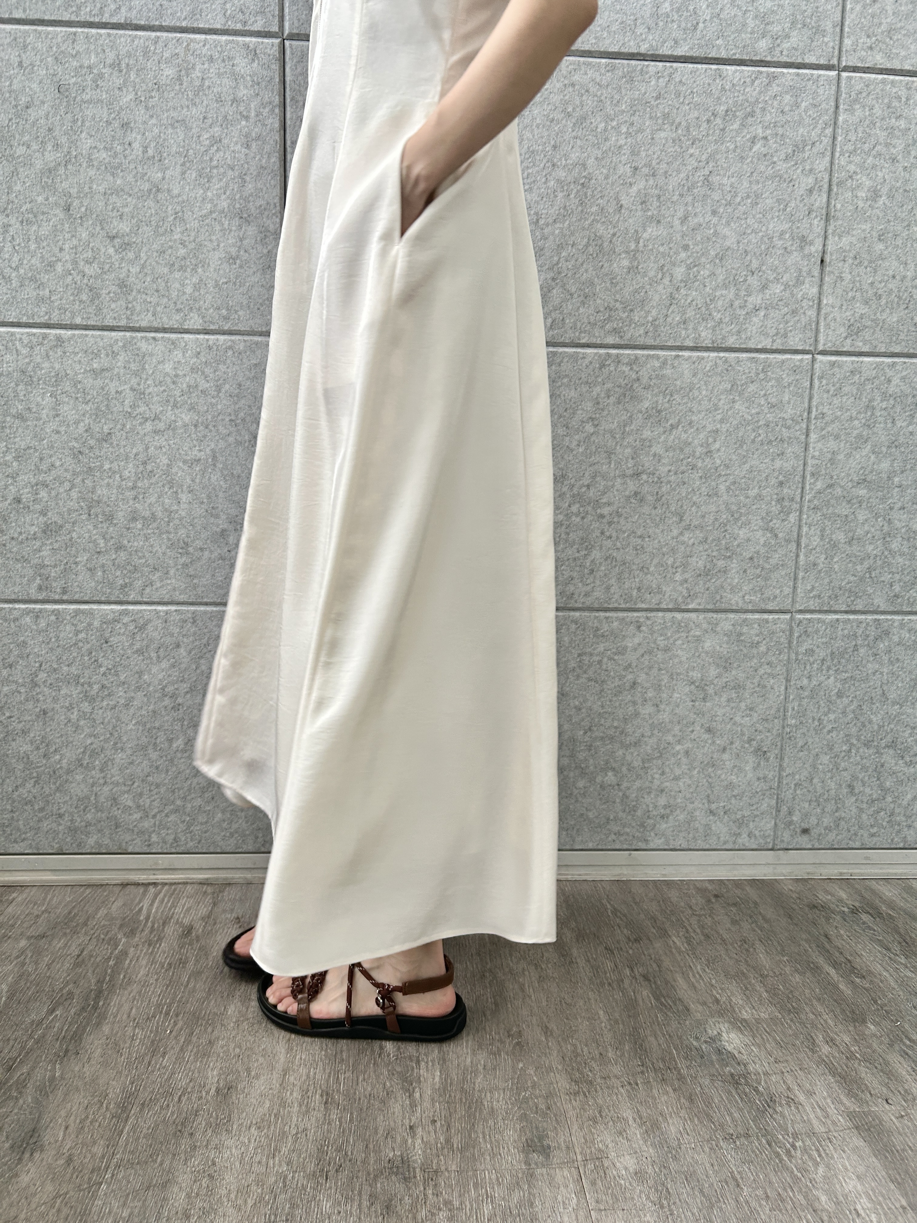 harunaさんの「CODE A｜sensual strap cami dress」を使ったコーディネート