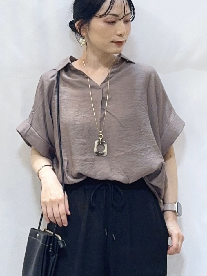𝐇𝐢𝐫𝐨𝐦𝐢さんの「SHOO･LA･RUE｜【ひんやり/S-LL/洗濯機可】インせず着られる 裾タック スキッパーシャツ」を使ったコーディネート