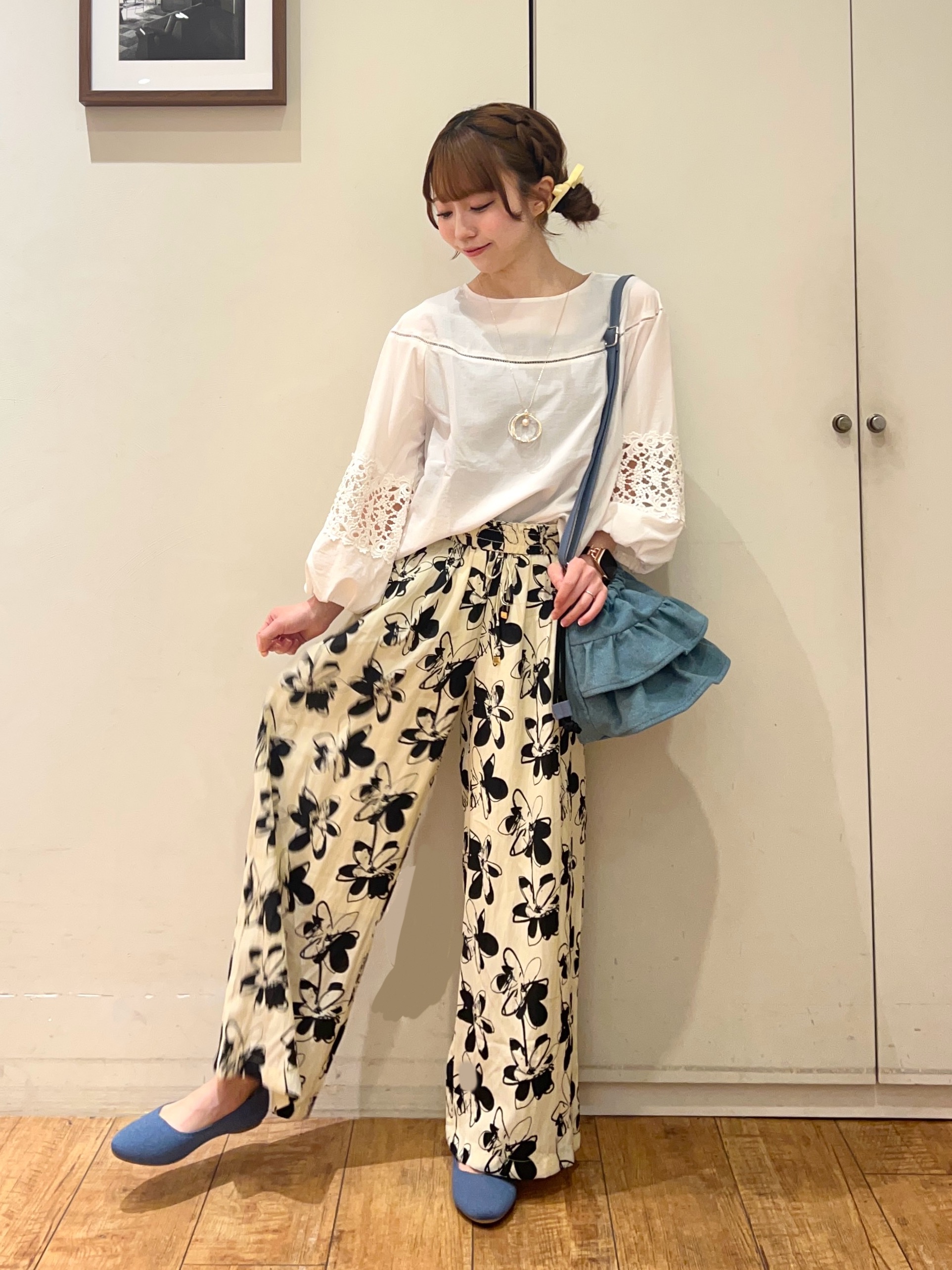 AIRIさんの「SHOO･LA･RUE｜【洗濯機可/7分袖】インせず着られる 透かし編み柄が上品な レース切替シャツ」を使ったコーディネート