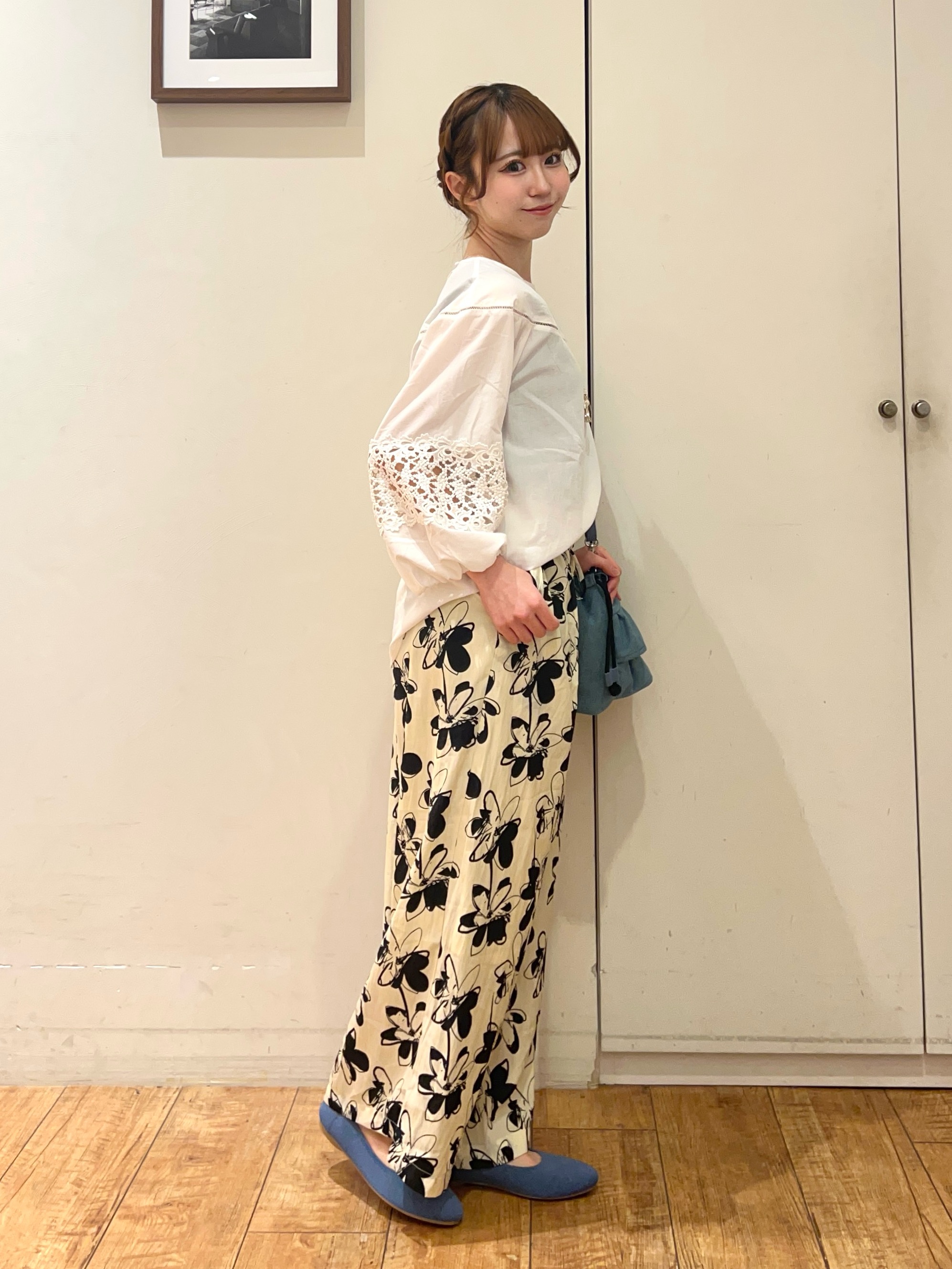 AIRIさんの「SHOO･LA･RUE｜【洗濯機可/7分袖】インせず着られる 透かし編み柄が上品な レース切替シャツ」を使ったコーディネート