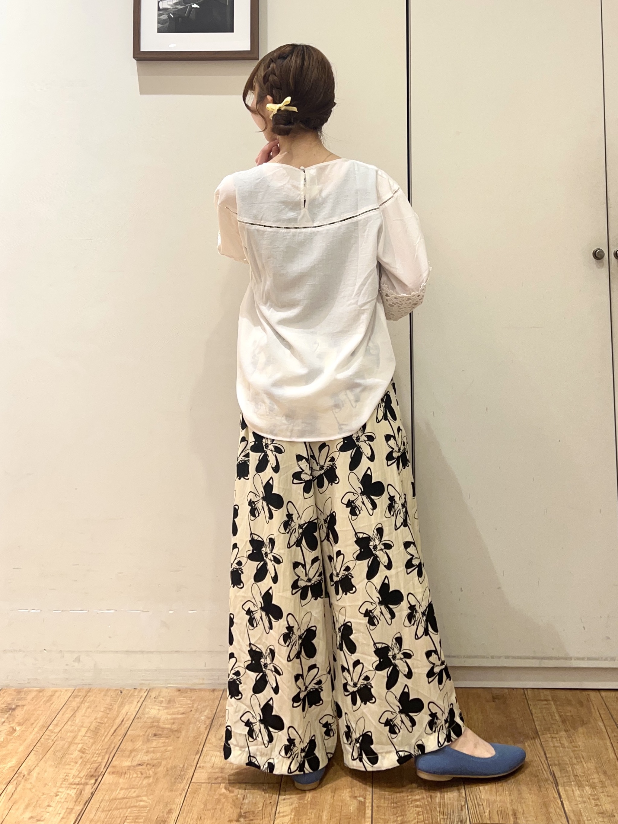 AIRIさんの「SHOO･LA･RUE｜【洗濯機可/7分袖】インせず着られる 透かし編み柄が上品な レース切替シャツ」を使ったコーディネート