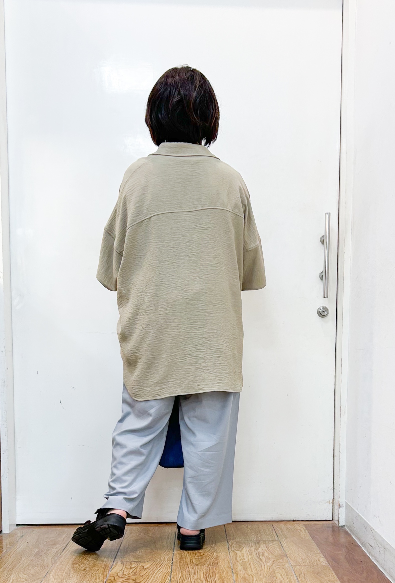 haruさんの「SHOO･LA･RUE｜【高レビュー/洗濯後しわになりにくい/体型カバー】きちんとゆるっと 大人の抜け感 ポンチョ風カラーシ」を使ったコーディネート