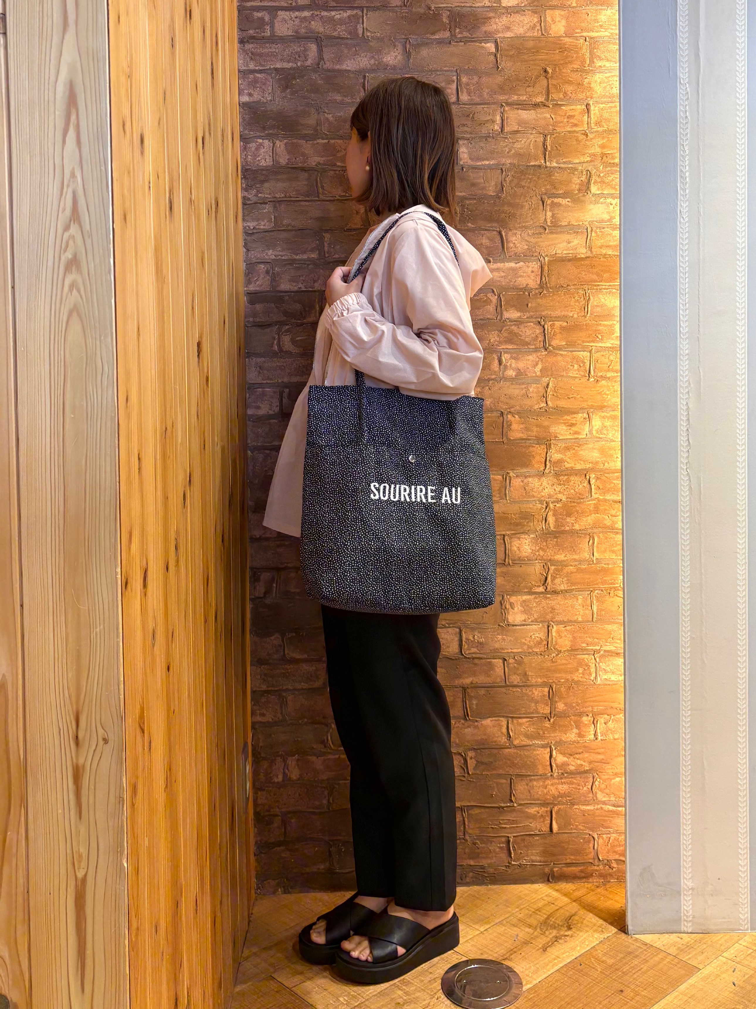 mieさんの「SHOO･LA･RUE｜【ひんやり/S-LL/体型カバー】ペプラムフリルとゴールドパーツが女性らしい UVパーカ」を使ったコーディネート