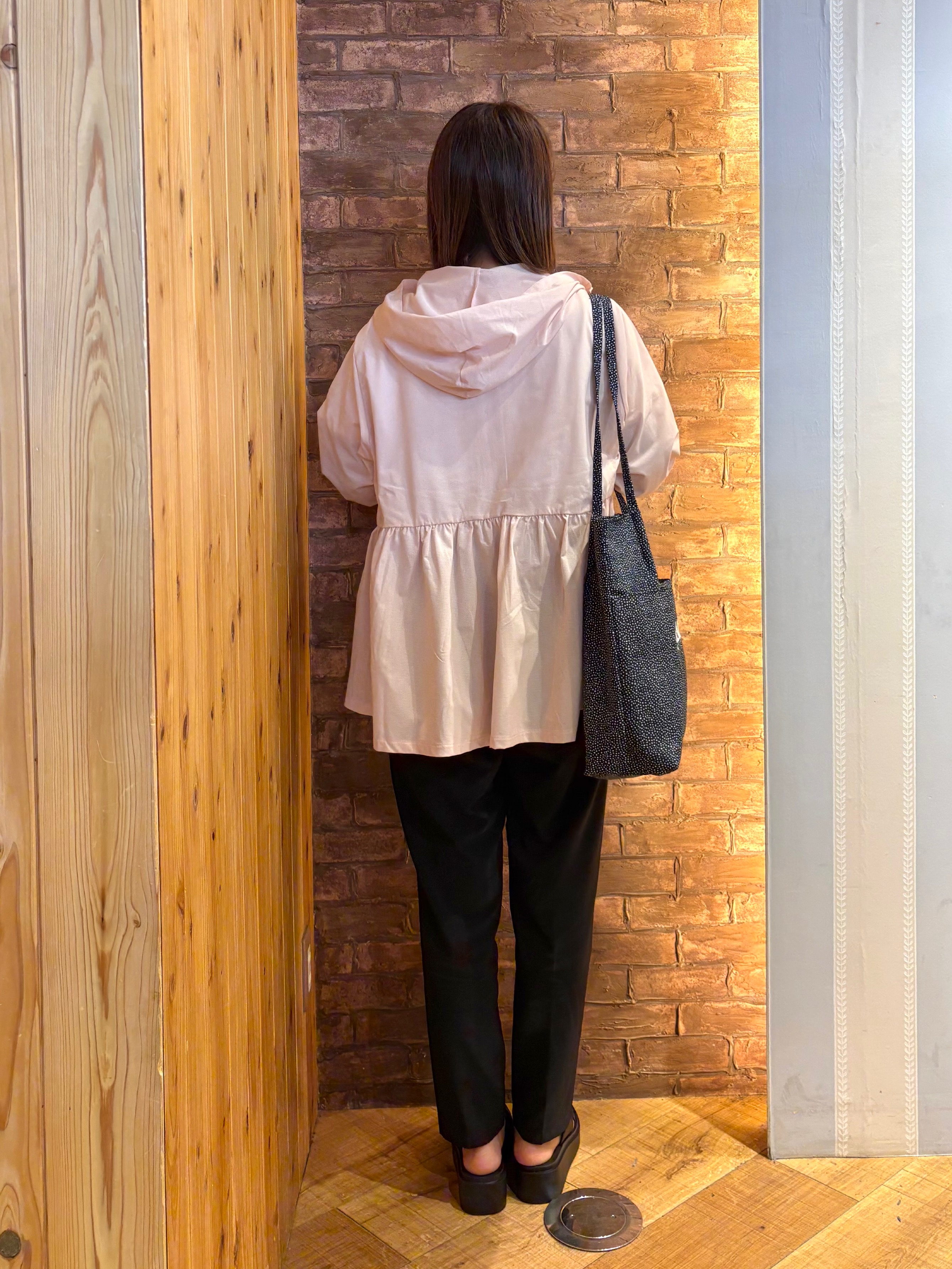 mieさんの「SHOO･LA･RUE｜【ひんやり/S-LL/体型カバー】ペプラムフリルとゴールドパーツが女性らしい UVパーカ」を使ったコーディネート