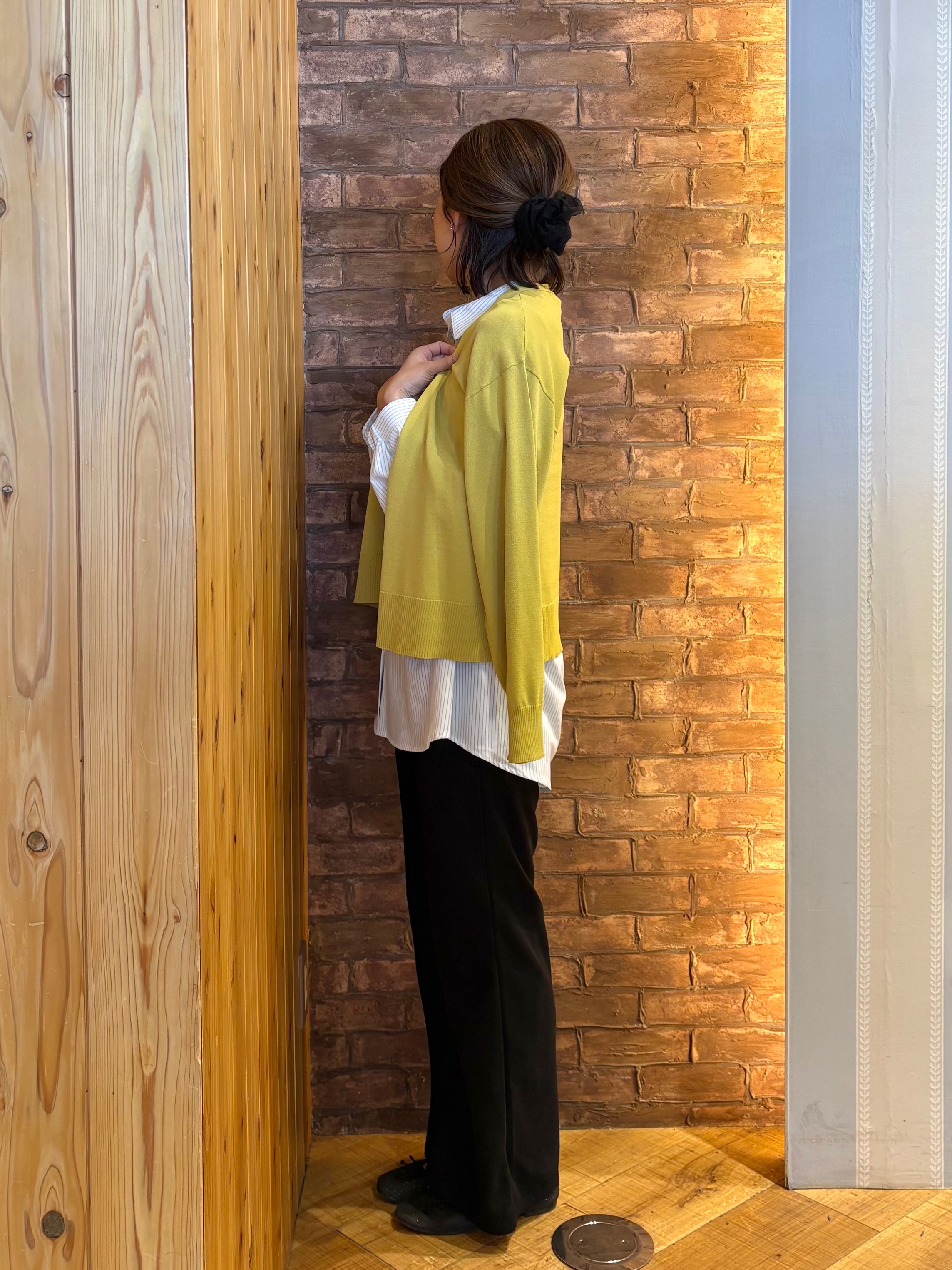 mieさんの「SHOO･LA･RUE｜【洗濯機可/ひんやり/UV】さらっとしたタッチが心地よい ショート丈 Vネックカーディガン」を使ったコーディネート