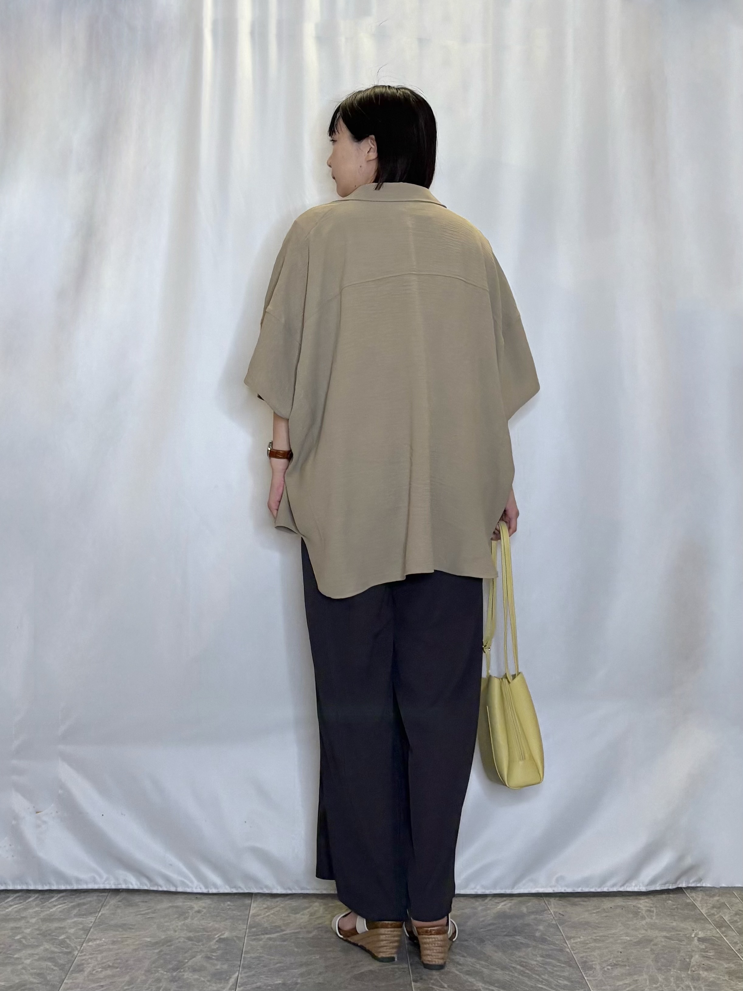 ネリさんの「SHOO･LA･RUE｜【高レビュー/洗濯後しわになりにくい/体型カバー】きちんとゆるっと 大人の抜け感 ポンチョ風カラーシ」を使ったコーディネート