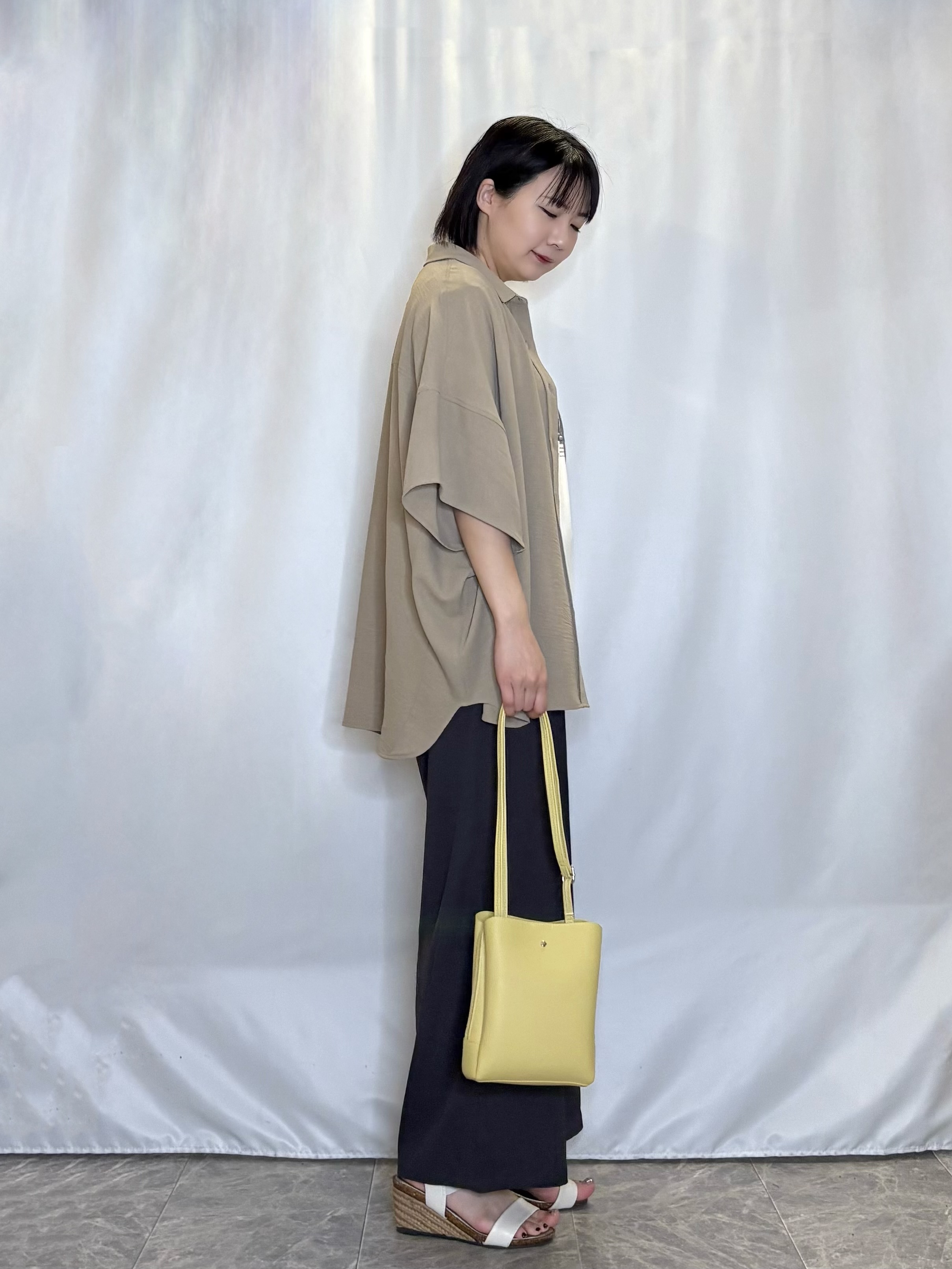 ネリさんの「SHOO･LA･RUE｜【高レビュー/洗濯後しわになりにくい/体型カバー】きちんとゆるっと 大人の抜け感 ポンチョ風カラーシ」を使ったコーディネート