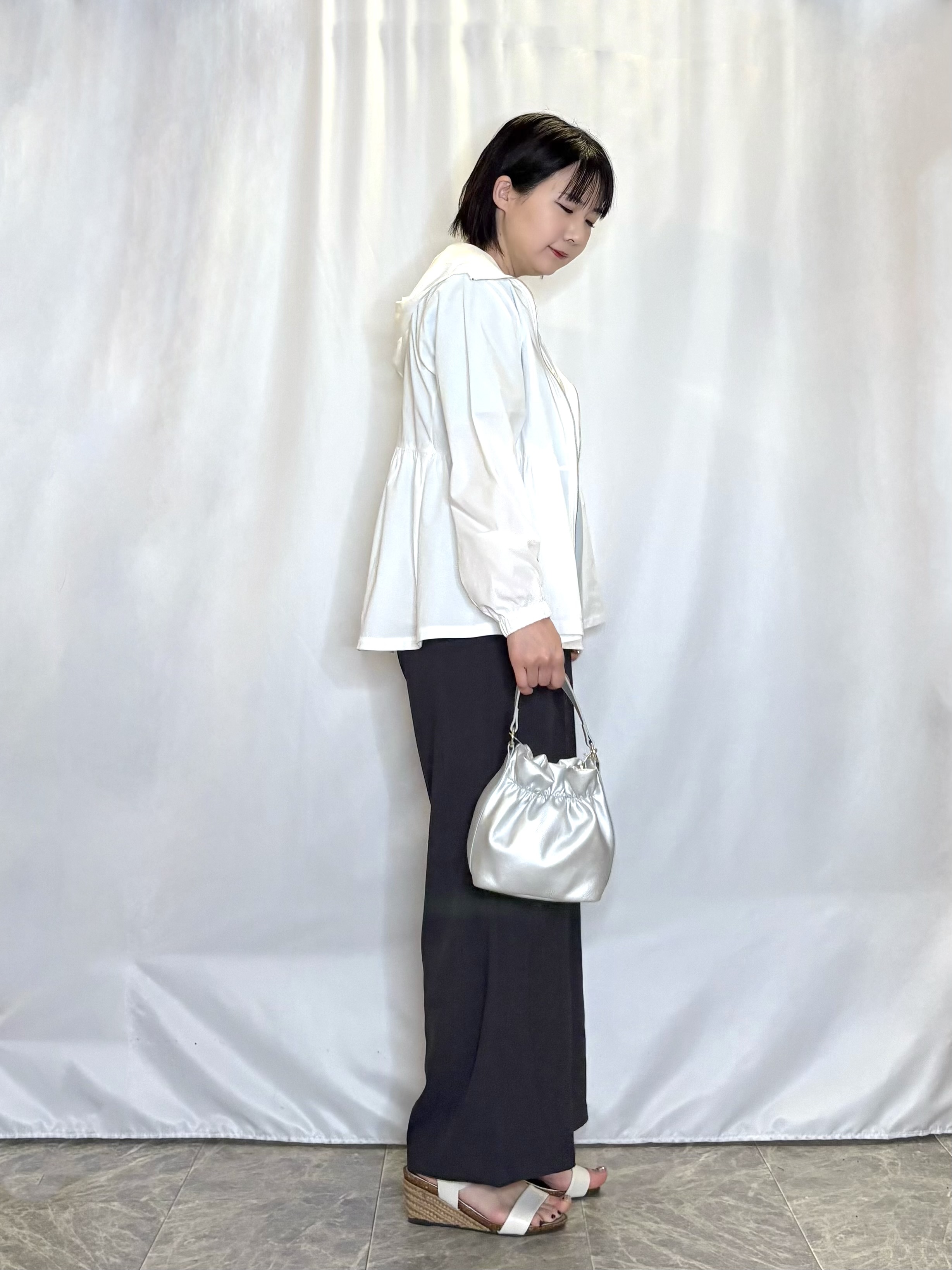 ネリさんの「SHOO･LA･RUE｜【ひんやり/S-LL/体型カバー】ペプラムフリルとゴールドパーツが女性らしい UVパーカ」を使ったコーディネート