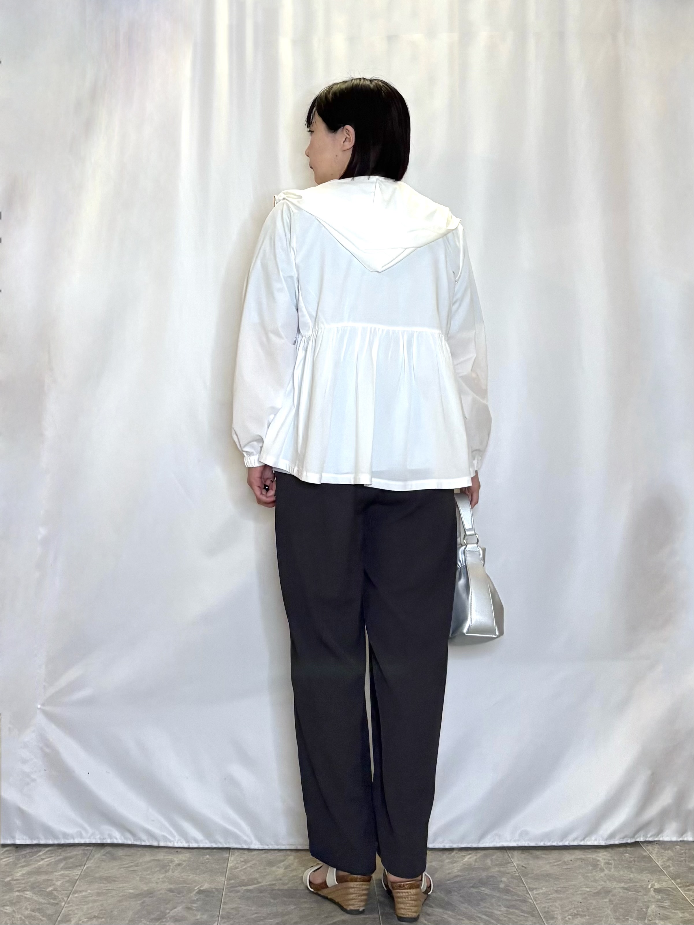 ネリさんの「SHOO･LA･RUE｜【ひんやり/S-LL/体型カバー】ペプラムフリルとゴールドパーツが女性らしい UVパーカ」を使ったコーディネート