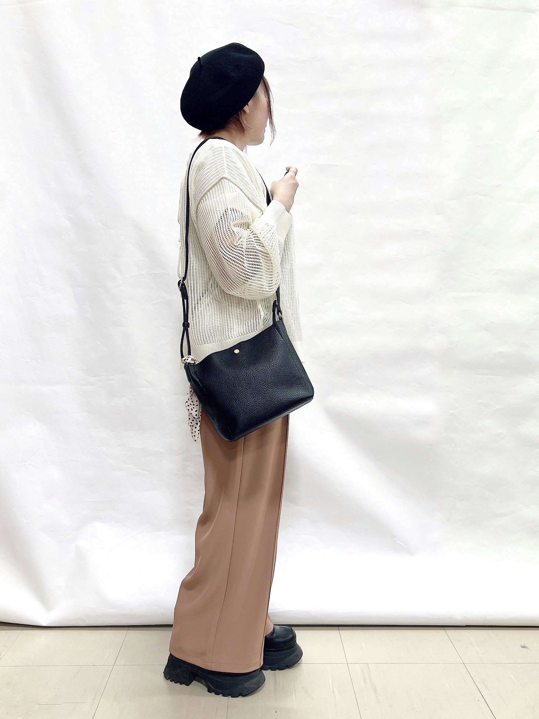 YUIさんの「SHOO･LA･RUE｜【2点セット/洗濯機可/S-LL】時短でこなれ見え カーデにもなる2WAYメッシュニット+半袖ロゴT」を使ったコーディネート