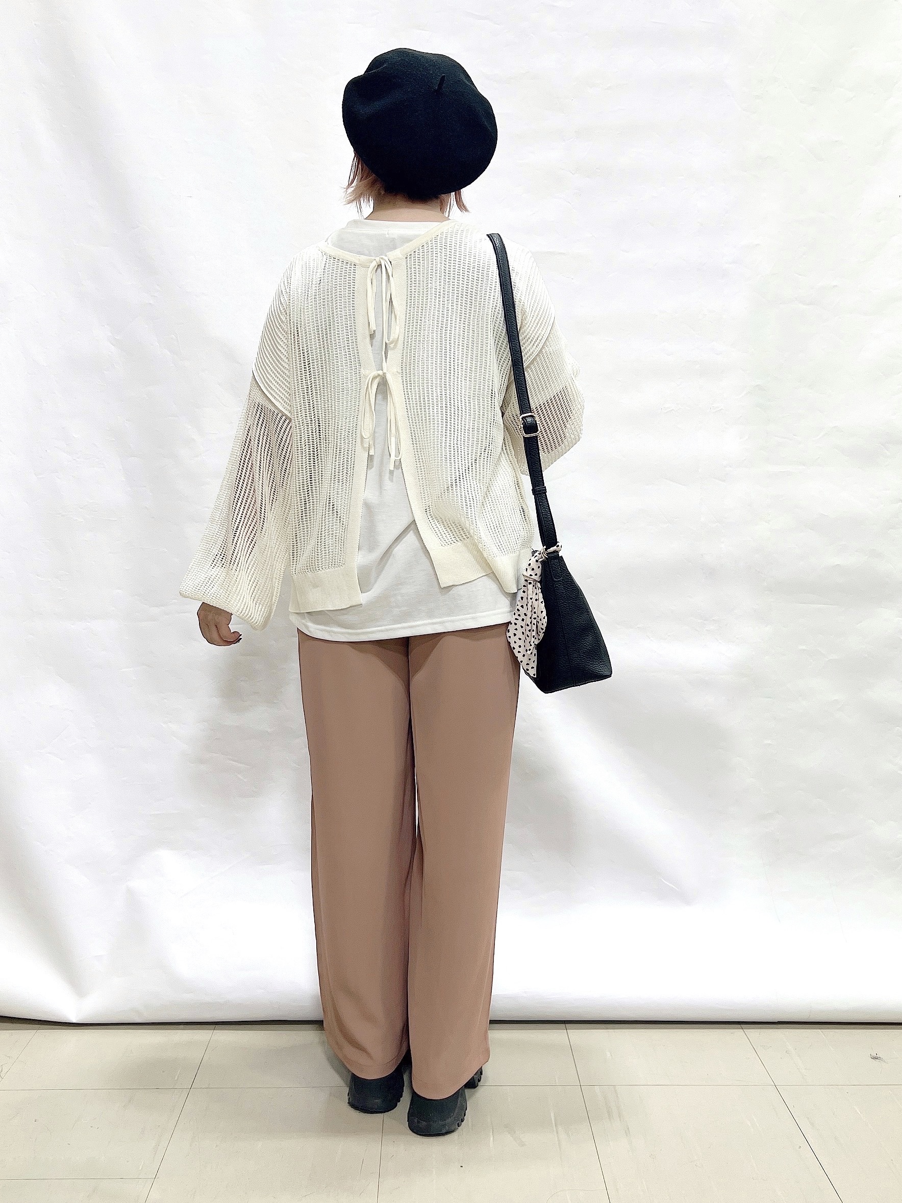 YUIさんの「SHOO･LA･RUE｜【2点セット/洗濯機可/S-LL】時短でこなれ見え カーデにもなる2WAYメッシュニット+半袖ロゴT」を使ったコーディネート