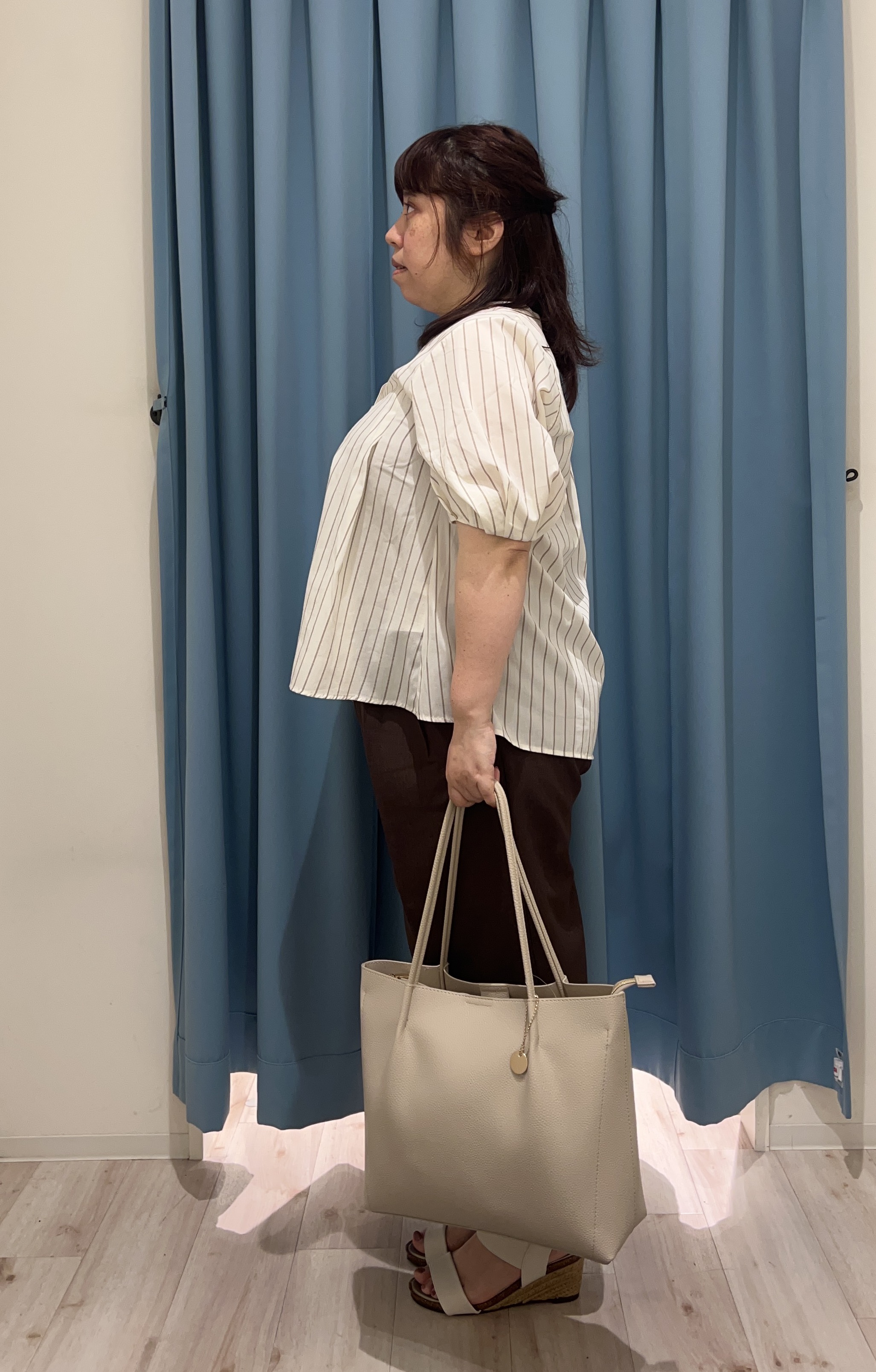 くーさんの「SHOO･LA･RUE｜【高レビュー/洗濯後しわになりにくい/インせず着られる】自然に体型カバー 麻調ペプラムブラウス」を使ったコーディネート
