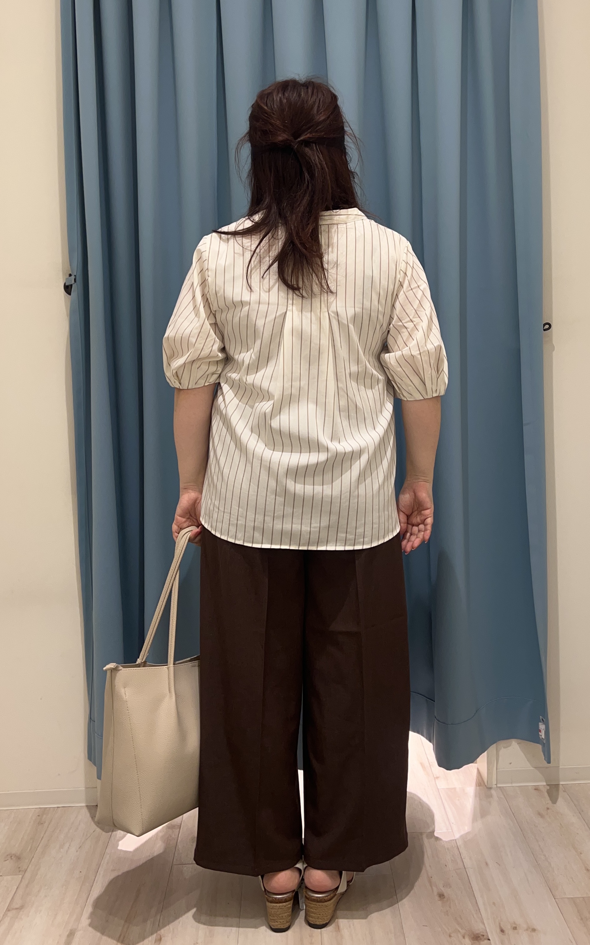 くーさんの「SHOO･LA･RUE｜【高レビュー/洗濯後しわになりにくい/インせず着られる】自然に体型カバー 麻調ペプラムブラウス」を使ったコーディネート