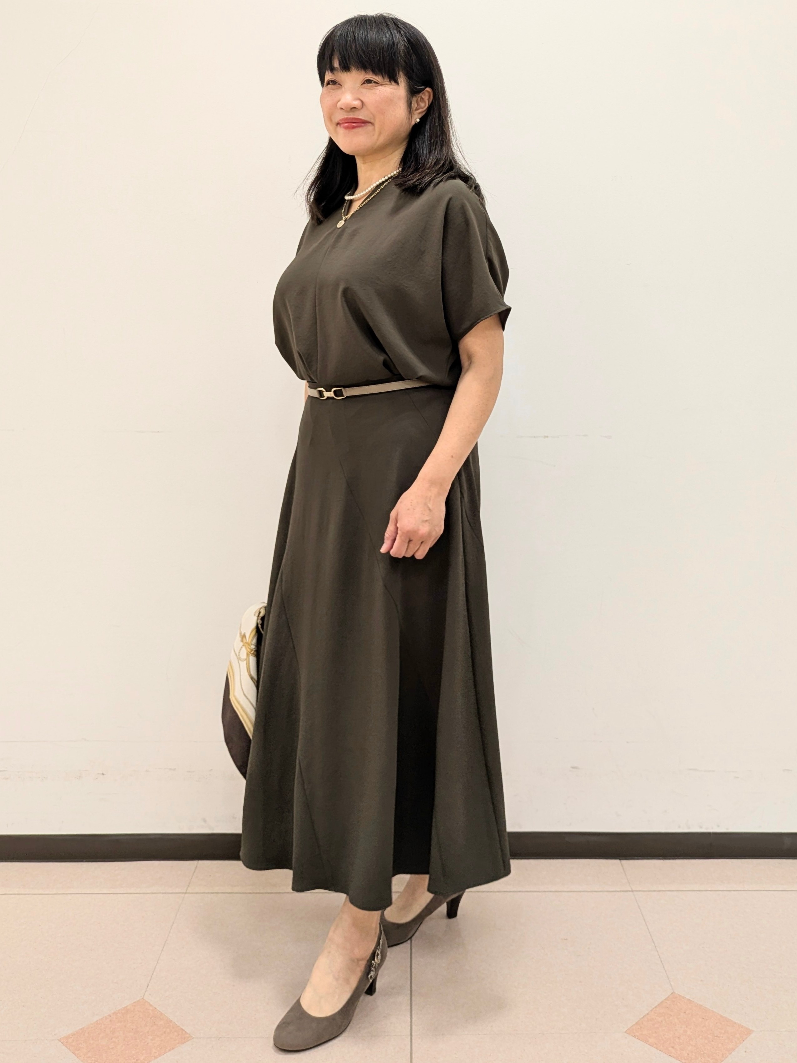 ともさんの「UNTITLED｜【UV/接触冷感/セットアップ可】リラクシーキーVネックブラウス」を使ったコーディネート