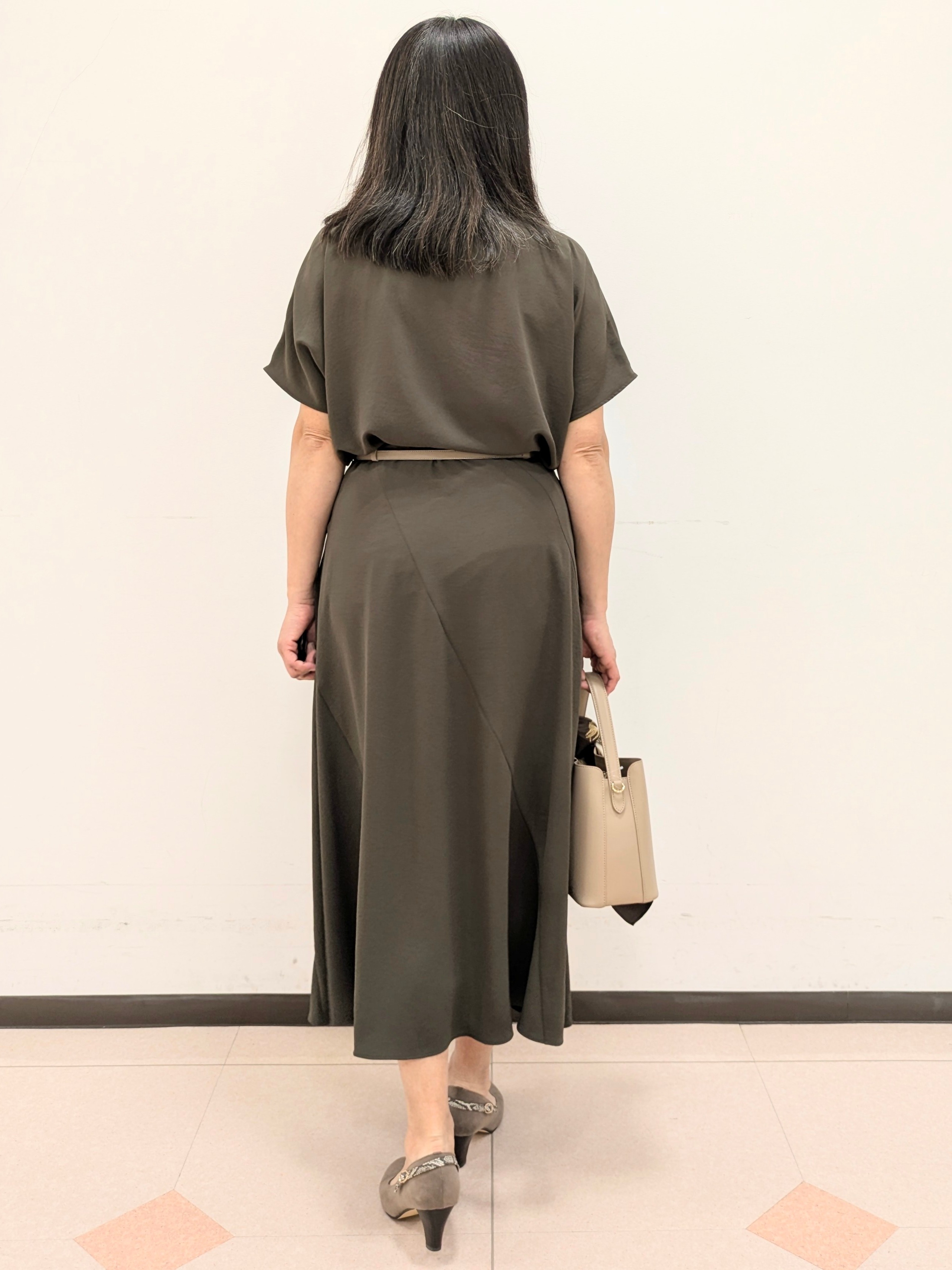 ともさんの「UNTITLED｜【UV/接触冷感/セットアップ可】リラクシーキーVネックブラウス」を使ったコーディネート