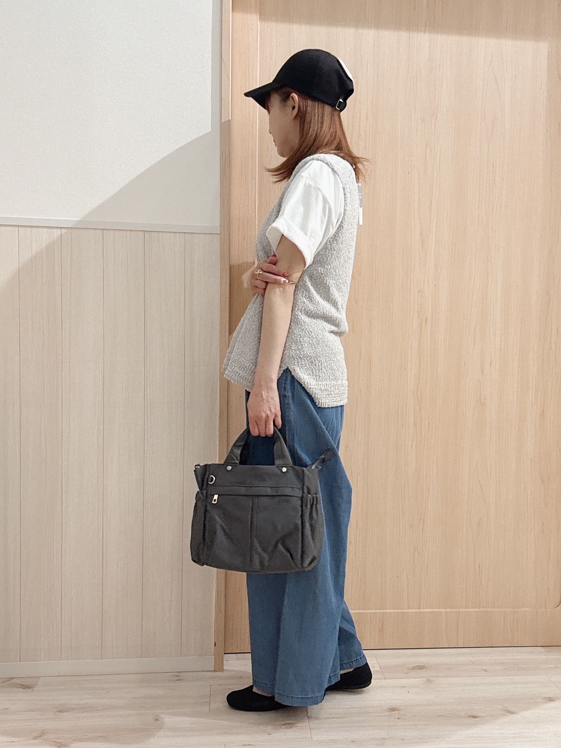 モカさんの「SHOO･LA･RUE｜【2点セット/S-LL】ニットベスト＆ロゴTシャツSET」を使ったコーディネート