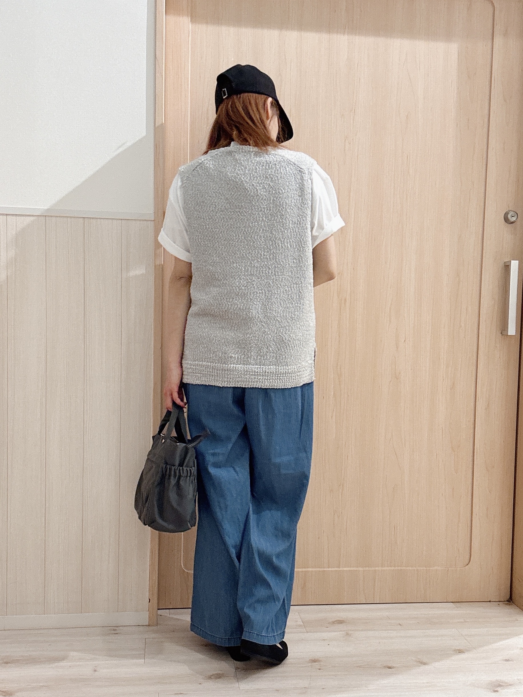 モカさんの「SHOO･LA･RUE｜【2点セット/S-LL】ニットベスト＆ロゴTシャツSET」を使ったコーディネート