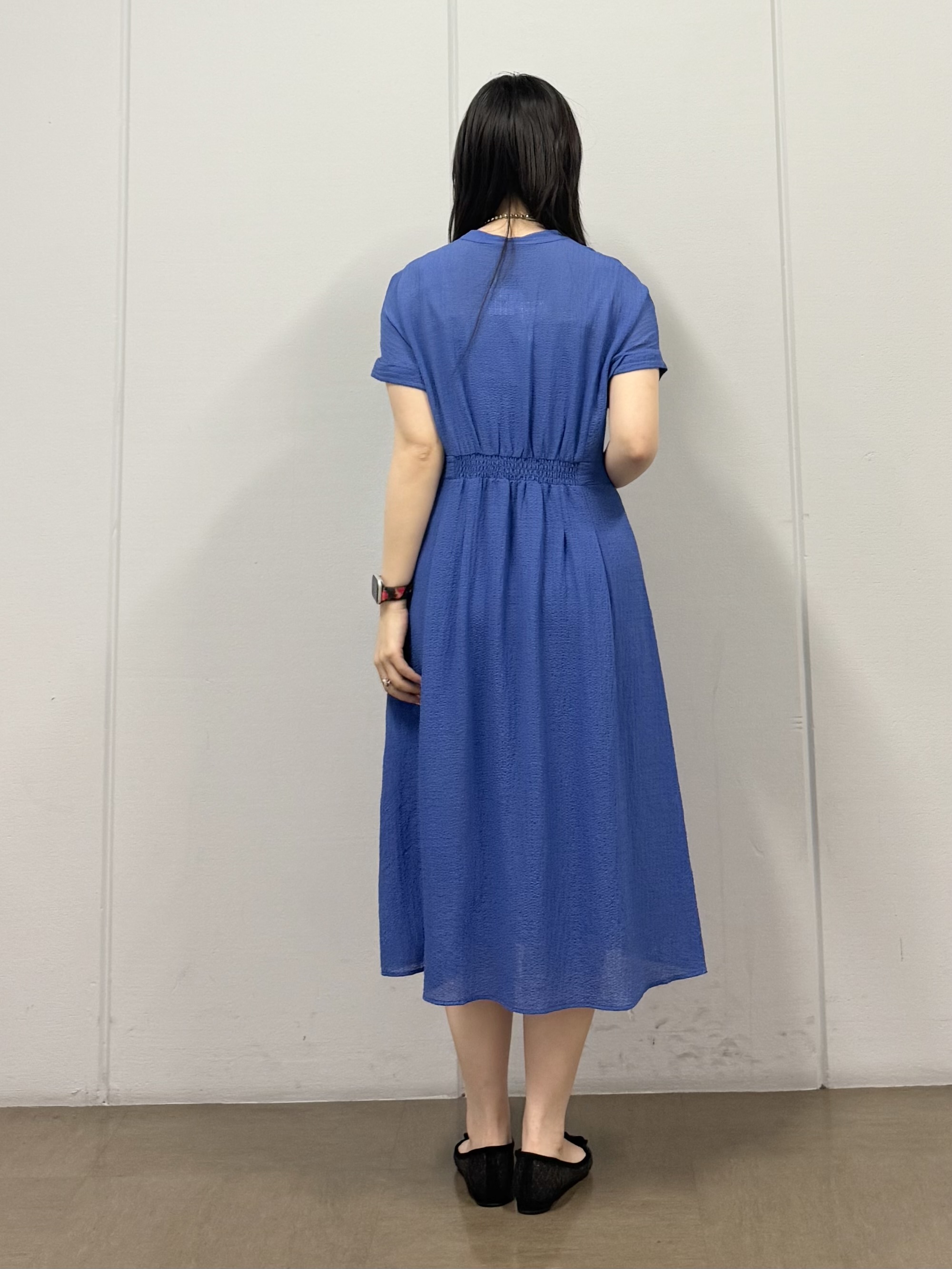 mizukiさんの「INDIVI｜【洗える】無地＆チェーン柄 シャーリングサッカーワンピース」を使ったコーディネート