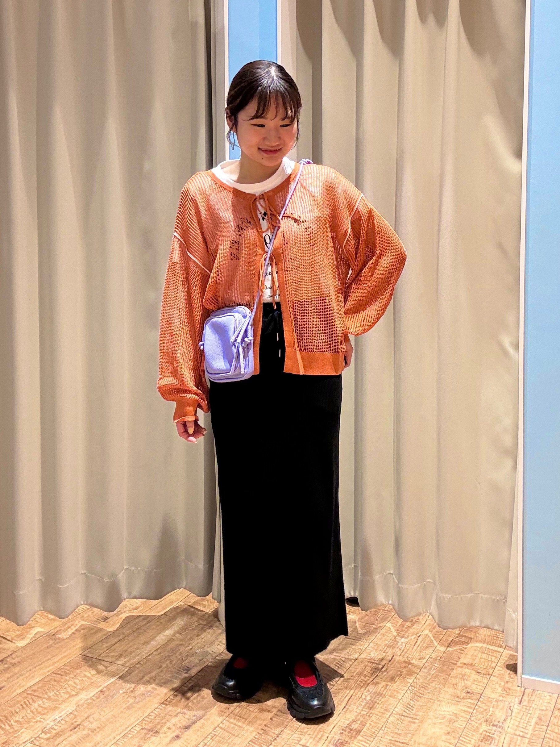 もんちゃんさんの「SHOO･LA･RUE｜【2点セット/洗濯機可/S-LL】時短でこなれ見え カーデにもなる2WAYメッシュニット+半袖ロゴT」を使ったコーディネート