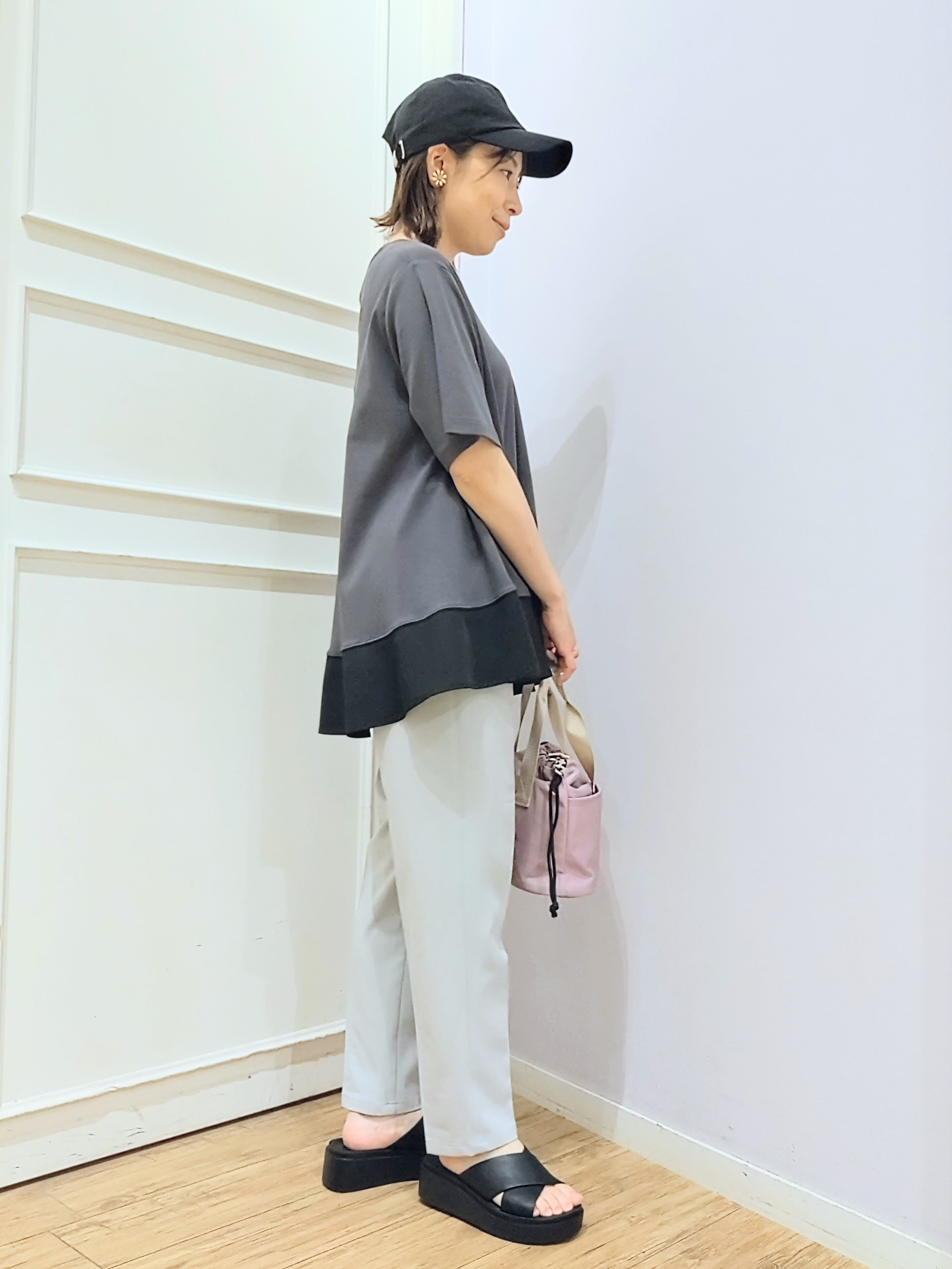 miomioさんの「SHOO･LA･RUE｜【ひんやり/UV/抗菌防臭】体型カバーも叶う 裾切り替えAライントップス」を使ったコーディネート