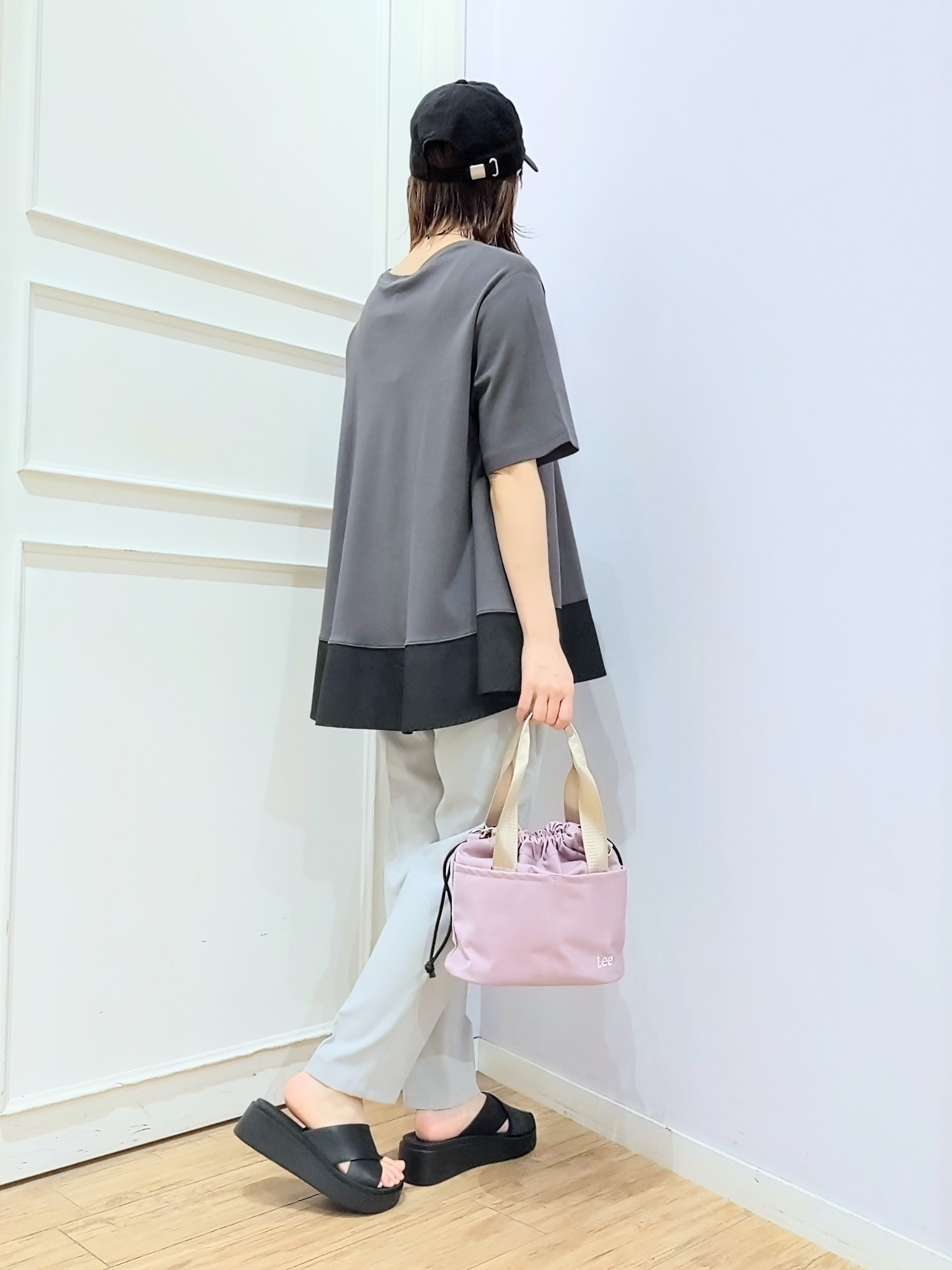 miomioさんの「SHOO･LA･RUE｜【ひんやり/UV/抗菌防臭】体型カバーも叶う 裾切り替えAライントップス」を使ったコーディネート