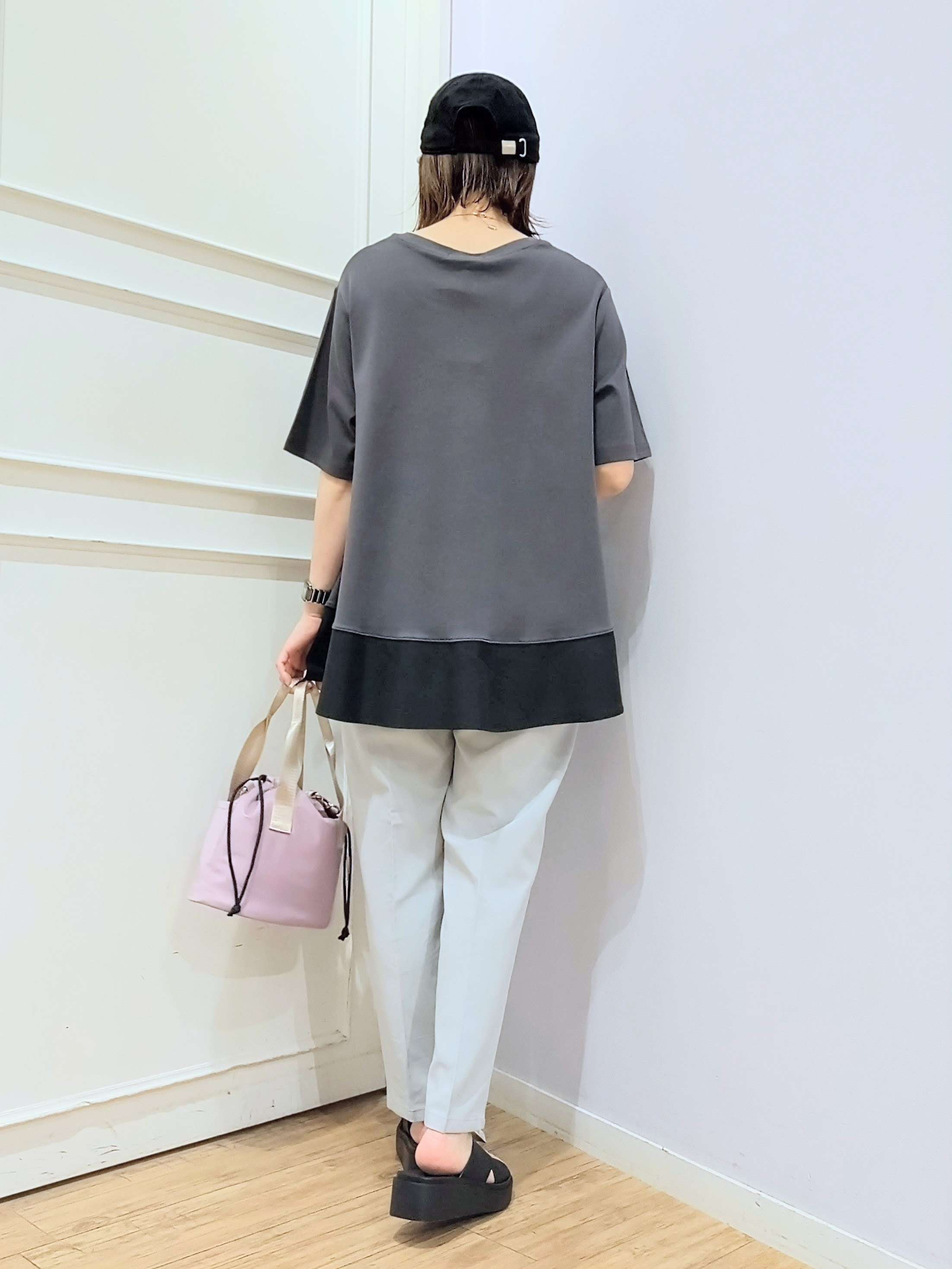 miomioさんの「SHOO･LA･RUE｜【ひんやり/UV/抗菌防臭】体型カバーも叶う 裾切り替えAライントップス」を使ったコーディネート