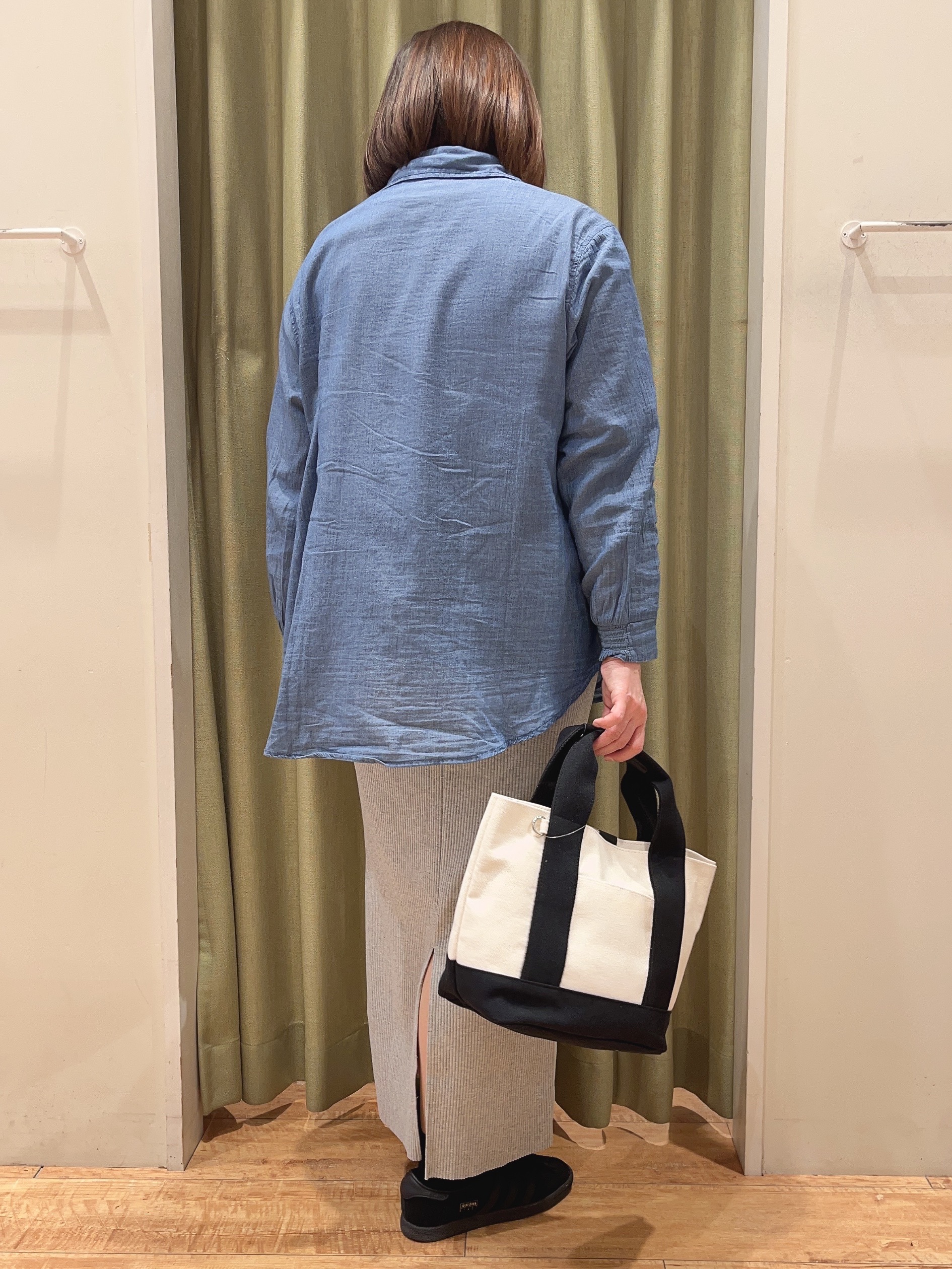 fukuiさんの「SHOO･LA･RUE｜【綿100%/UV/S-LL/体型カバー】優しく透ける 柔らかシアーデニムシャツ」を使ったコーディネート