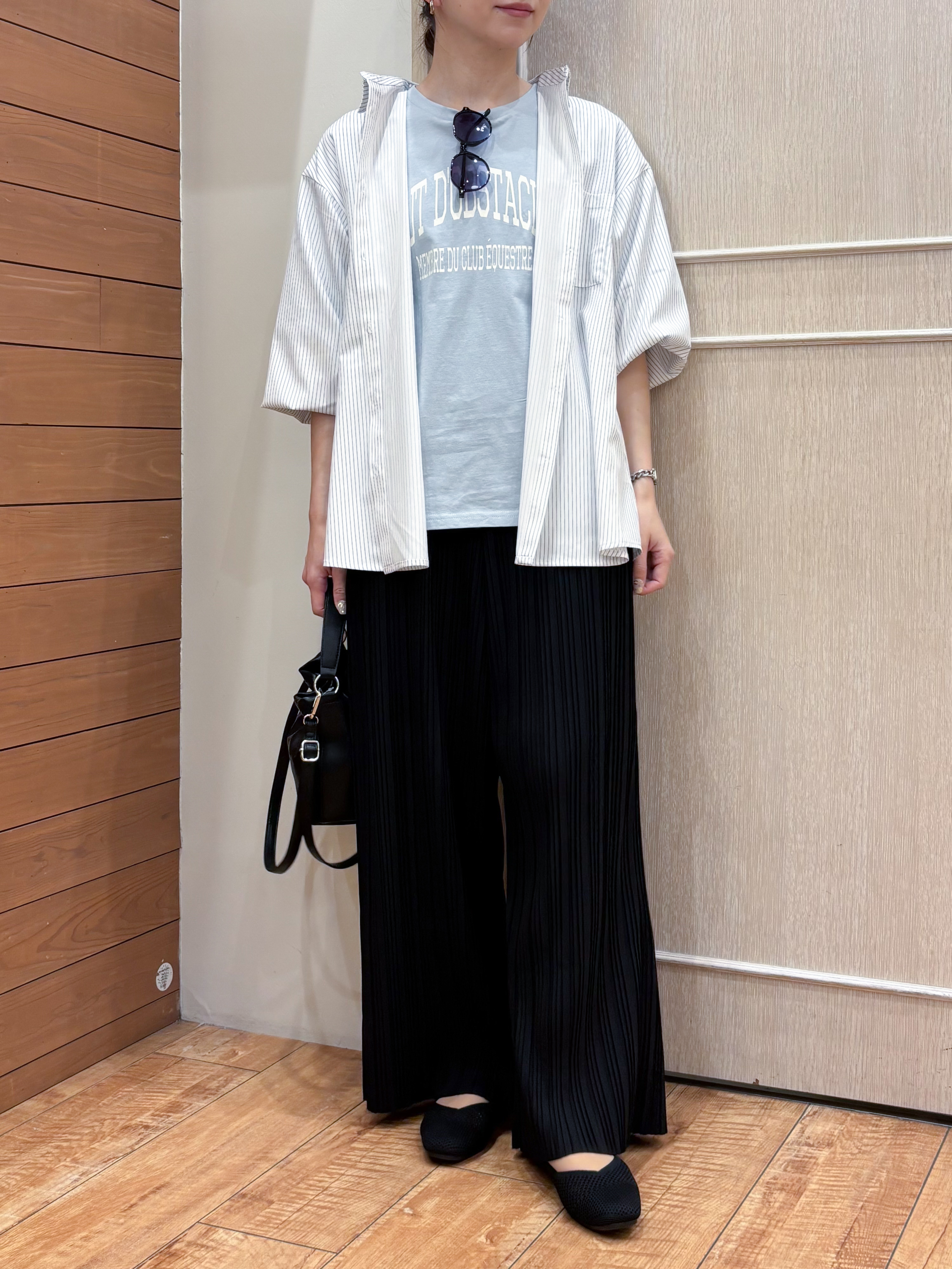 なみさんの「SHOO･LA･RUE｜【ひんやり/UV/吸水速乾/洗濯後しわになりにくい】ラッシュガードにもなる ストライプシャツ」を使ったコーディネート