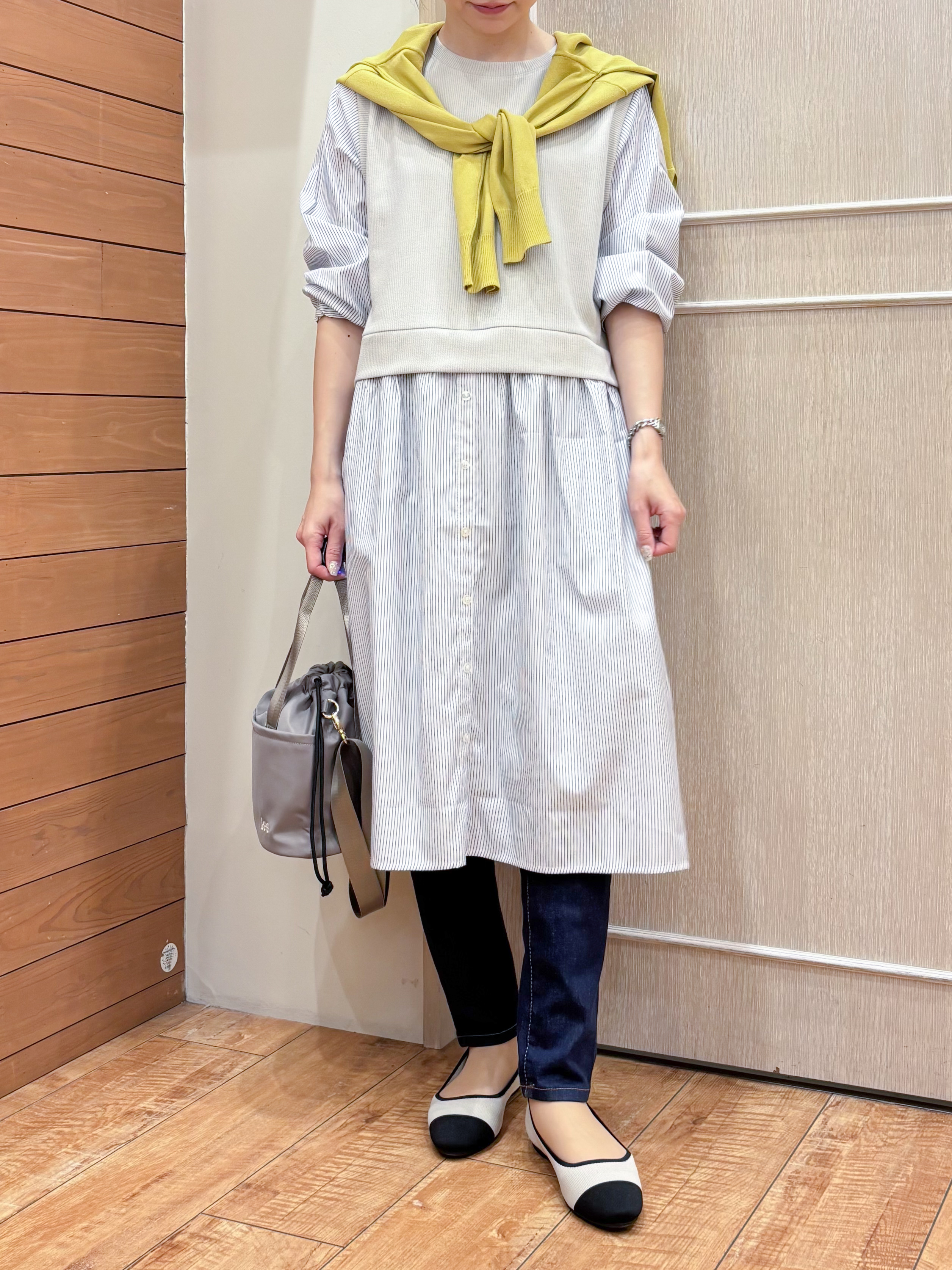 なみさんの「SHOO･LA･RUE｜【洗濯機可/ひんやり/UV】さらっとしたタッチが心地よい ショート丈 Vネックカーディガン」を使ったコーディネート