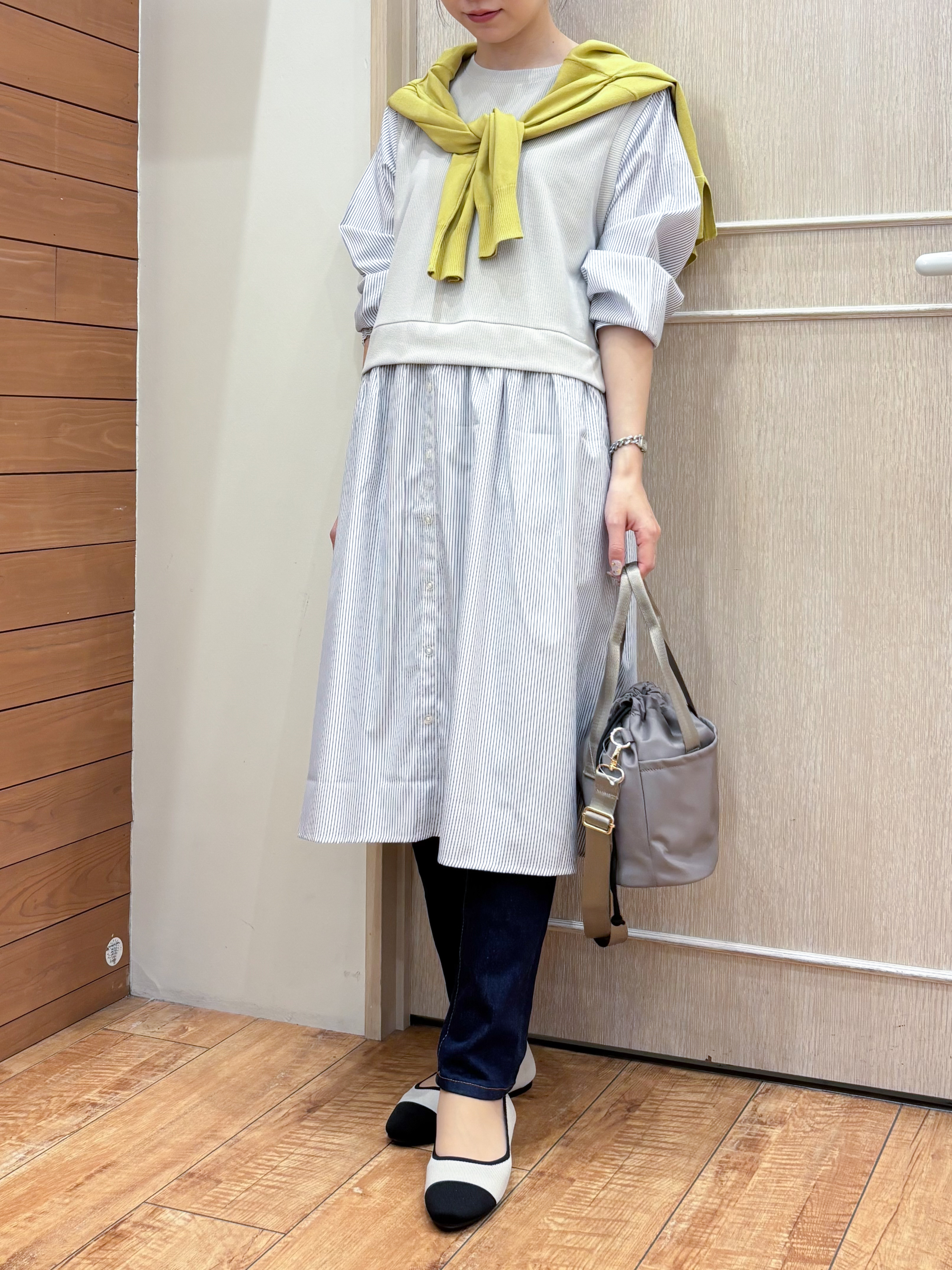なみさんの「SHOO･LA･RUE｜【洗濯機可/ひんやり/UV】さらっとしたタッチが心地よい ショート丈 Vネックカーディガン」を使ったコーディネート