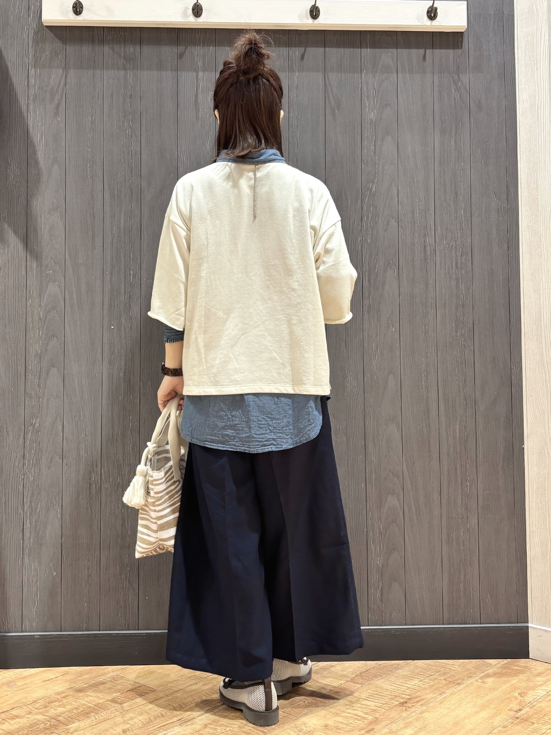 meiさんの「SHOO･LA･RUE｜【洗濯機可/S-LL/選べる6柄】切りっぱなしお袖がこなれカジュアル 5分袖シアーTシャツ」を使ったコーディネート
